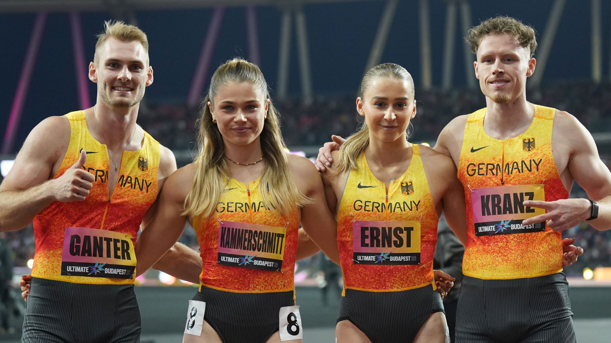 Die deutschen Sprinter Robin Ganter, Sina Kammerschmitt, Jolina Ernst und Kevin Kranz stehen nach einem Staffelrennen Arm in Arm nebeneinander.