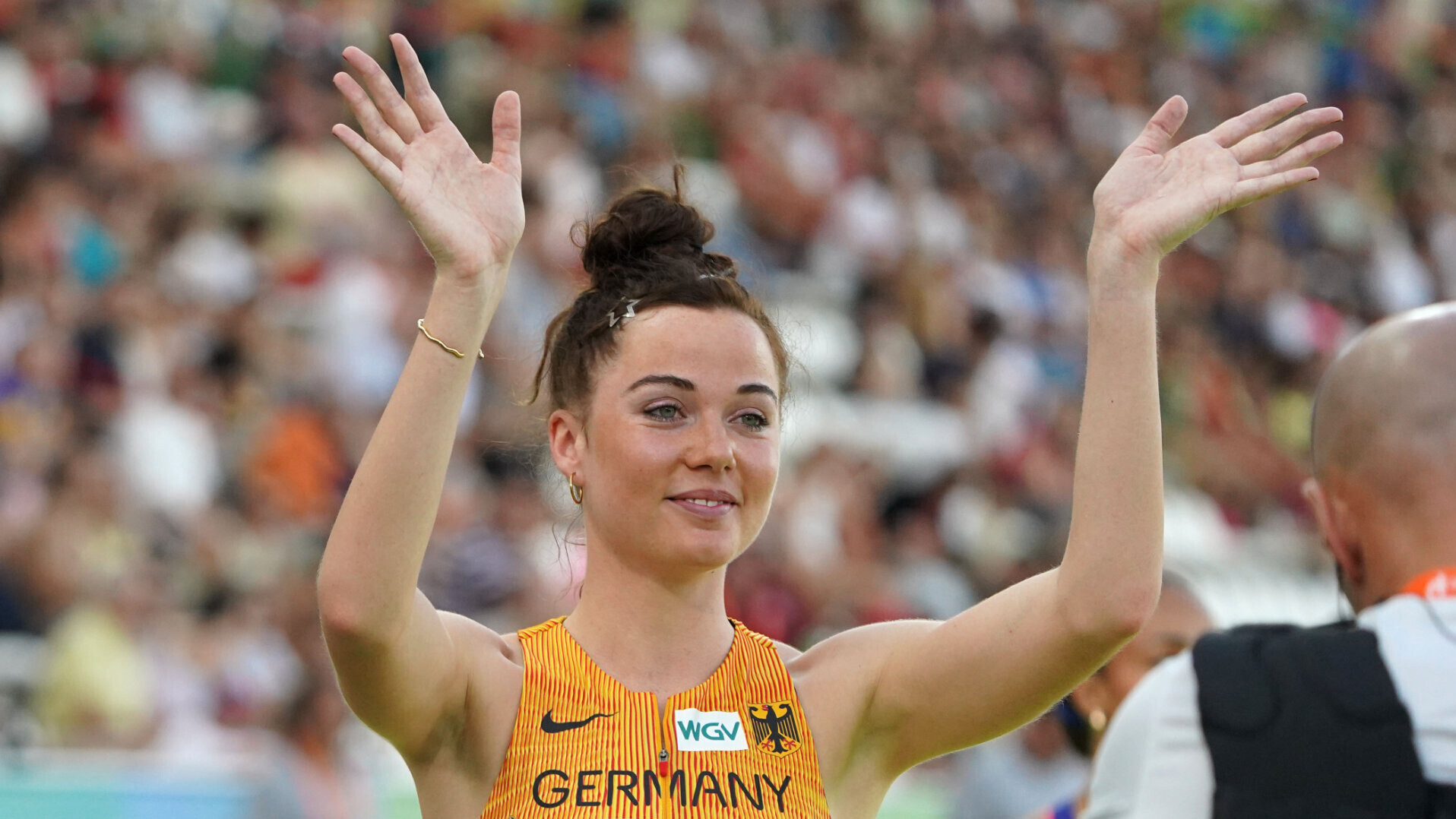 Läuferin Smilla Kolbe im Nationaltrikot, winkt ins Publikum