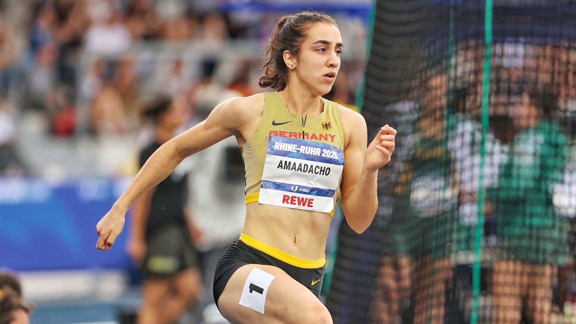 400-Meter-Hürdenläuferin Yasmin Amaadacho läuft konzentriert durch die Kurve.