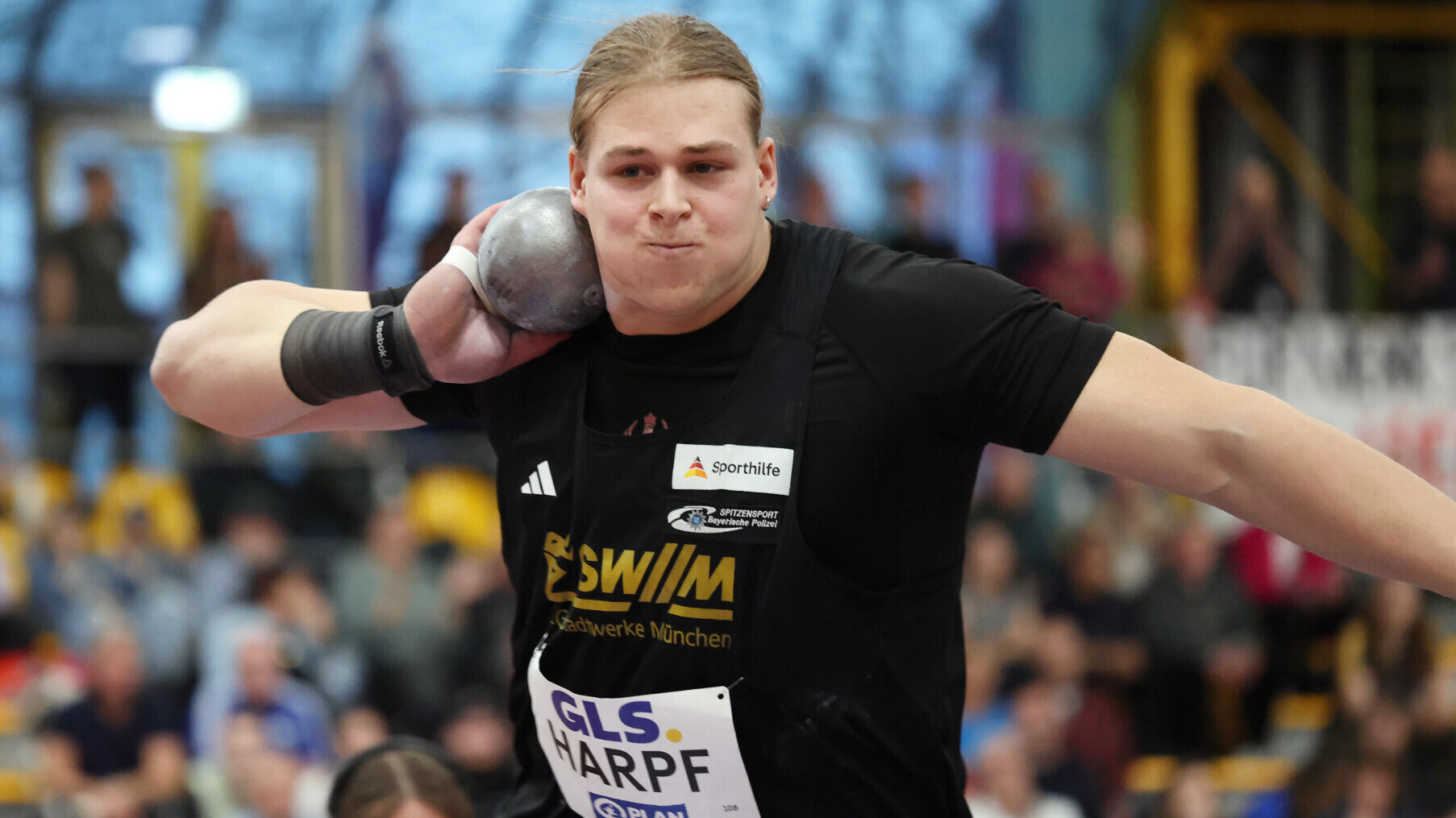 Georg Harpf dreht sich mit der Kugel am Hals im Ring