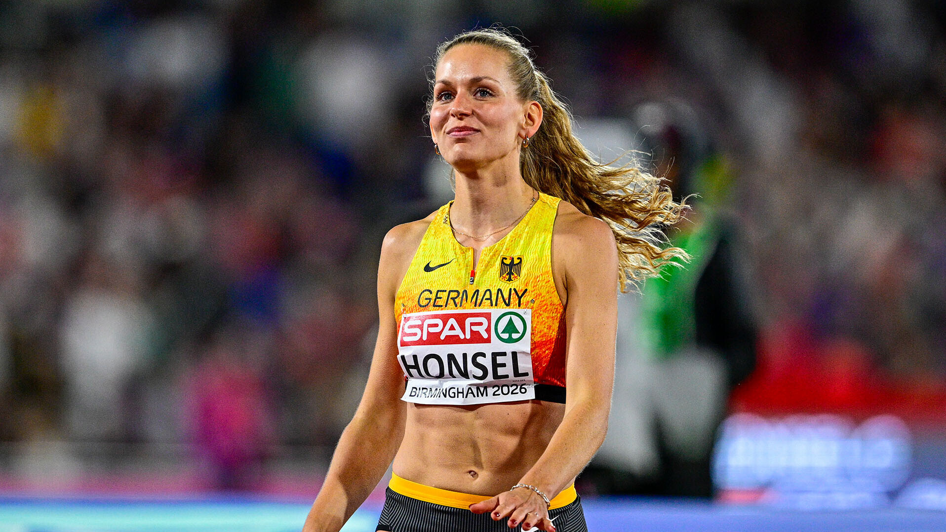 Christina Honsel schnuppert an Bronze
