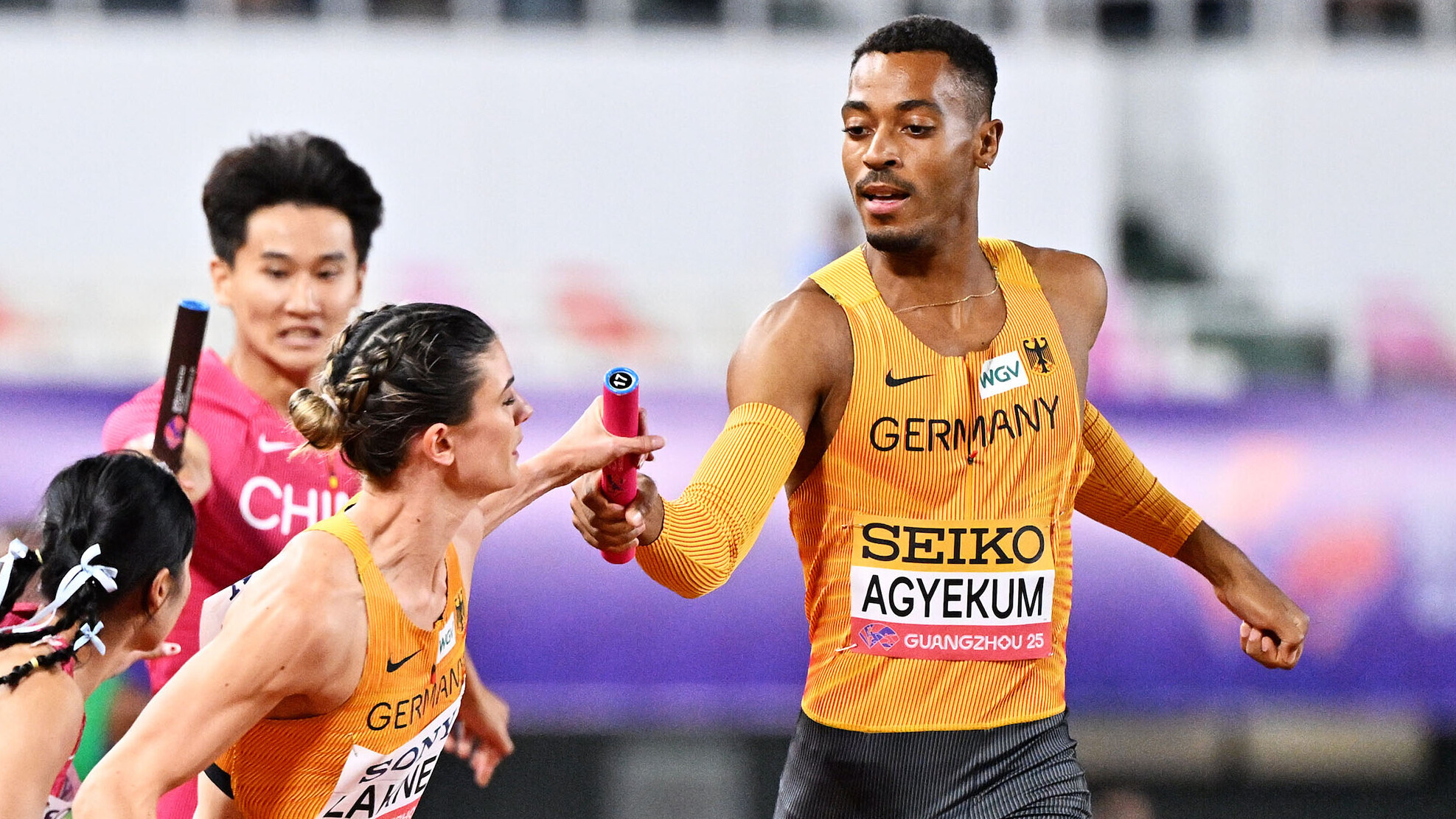 Übergabe Staffelstab Emil Agyekum auf Jana Lakner bei World Relays 2025