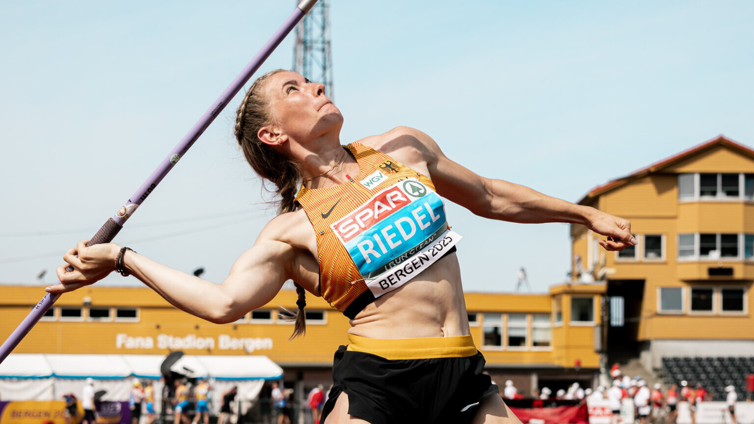 Serina Riedel beim Speerwurf. 
