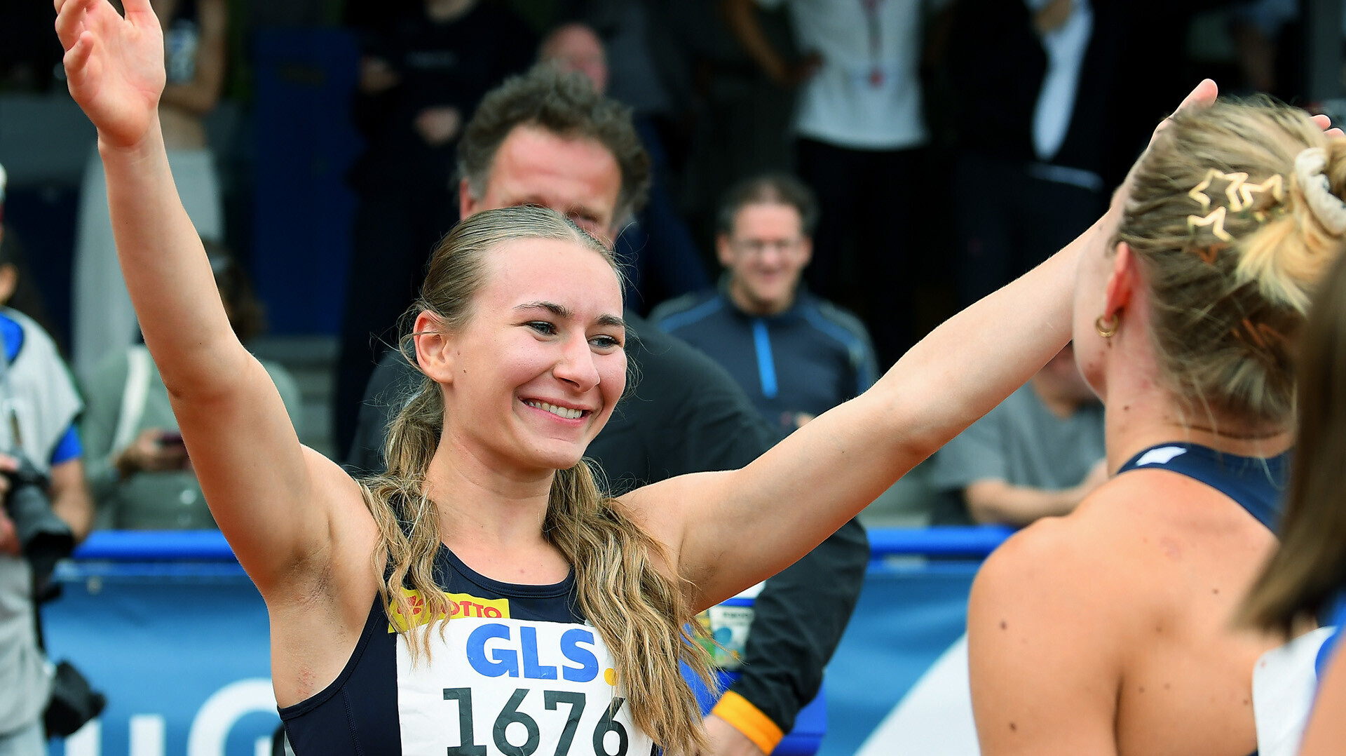 Emma Kaul breitet die Arme aus