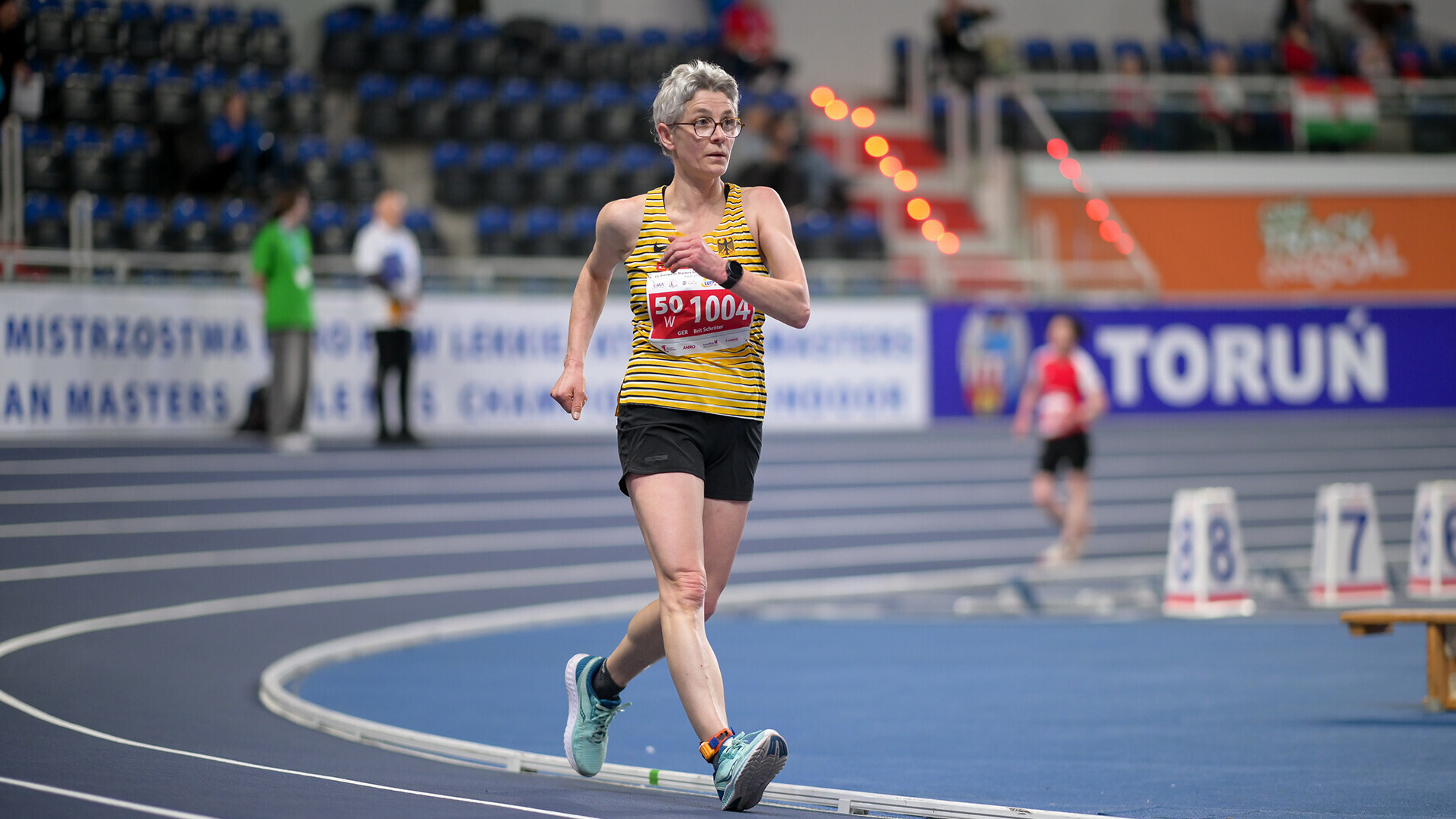 Brit Schröter geht im Nationaltrikot auf der Bahn