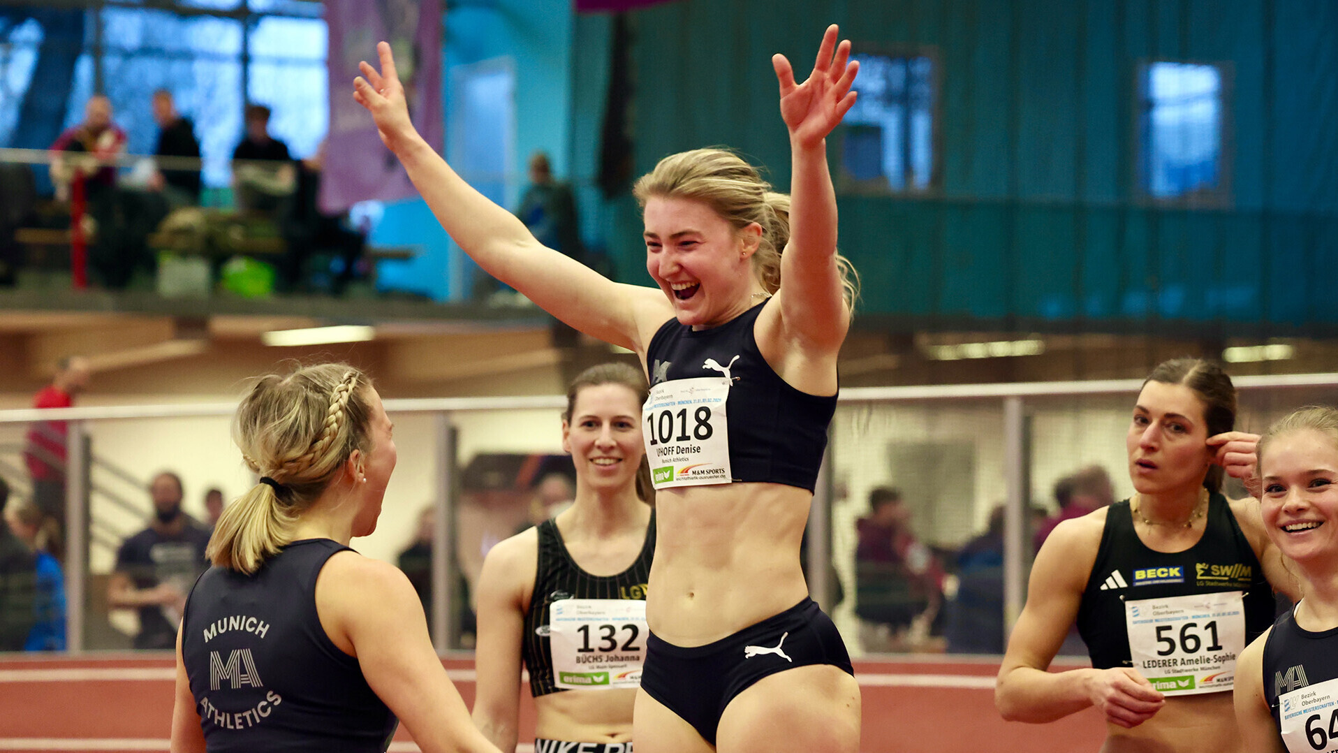 Denise Uphoff hüpft jubelnd in die Höhe und breitet die Arme aus