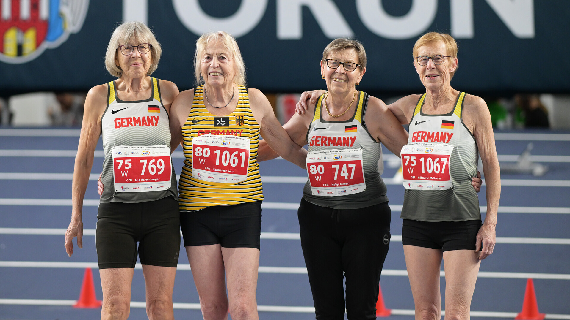 Lilo Hartenberger, Hannelore Venn, Helga Glatzki und Hillen von Maltzahn posieren auf der blauen Bahn