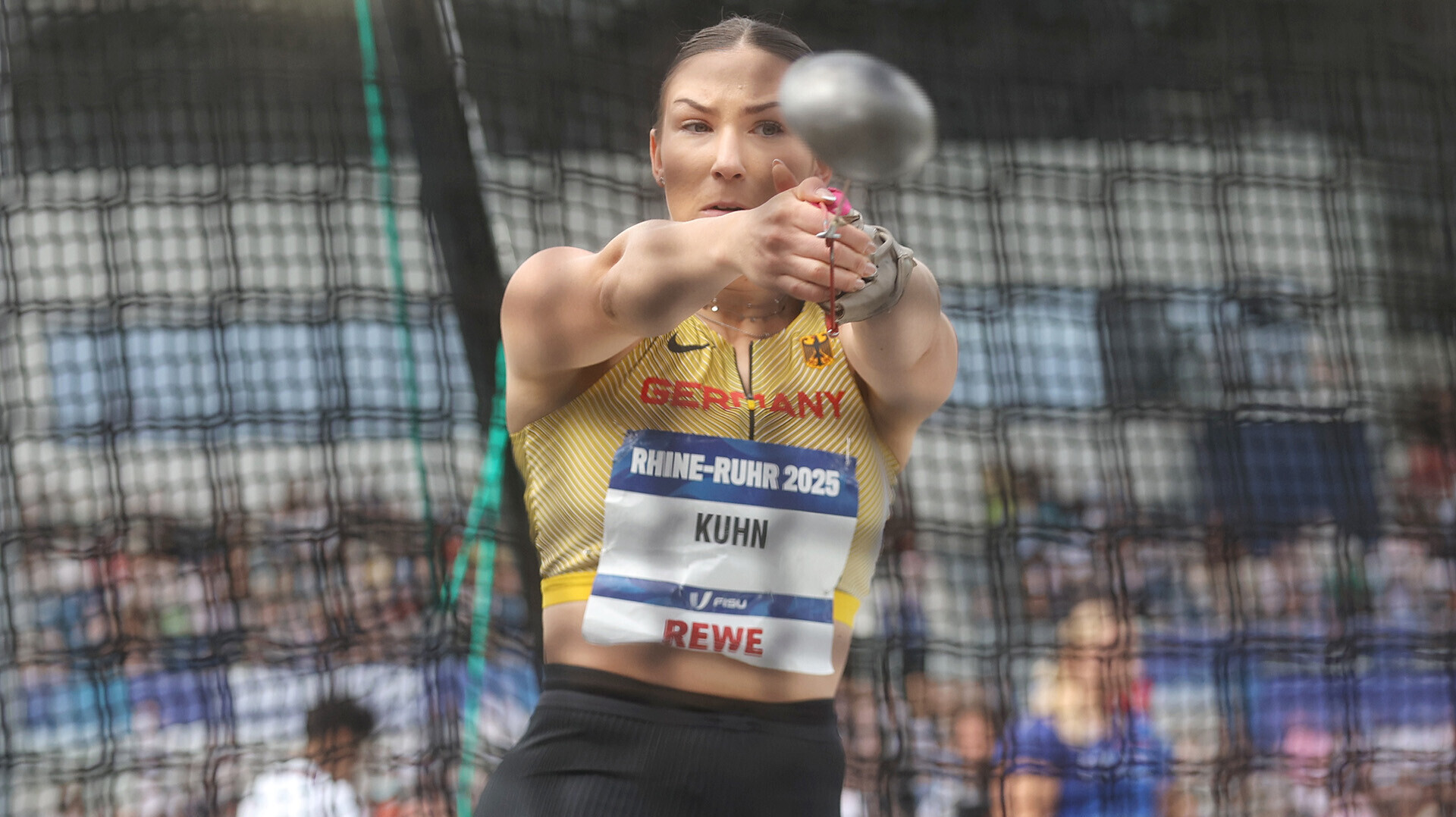 Aileen Kuhn dreht ihren Hammer im Ring