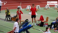 Luke Zenker gewinnt Stabhochsprung-Krimi