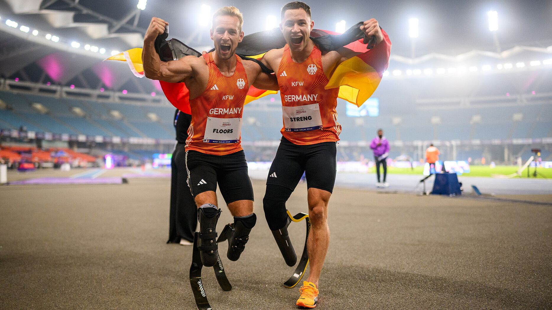 Johannes Floors und Felix Streng jubeln gemeinsam mit Deutschlandfahne