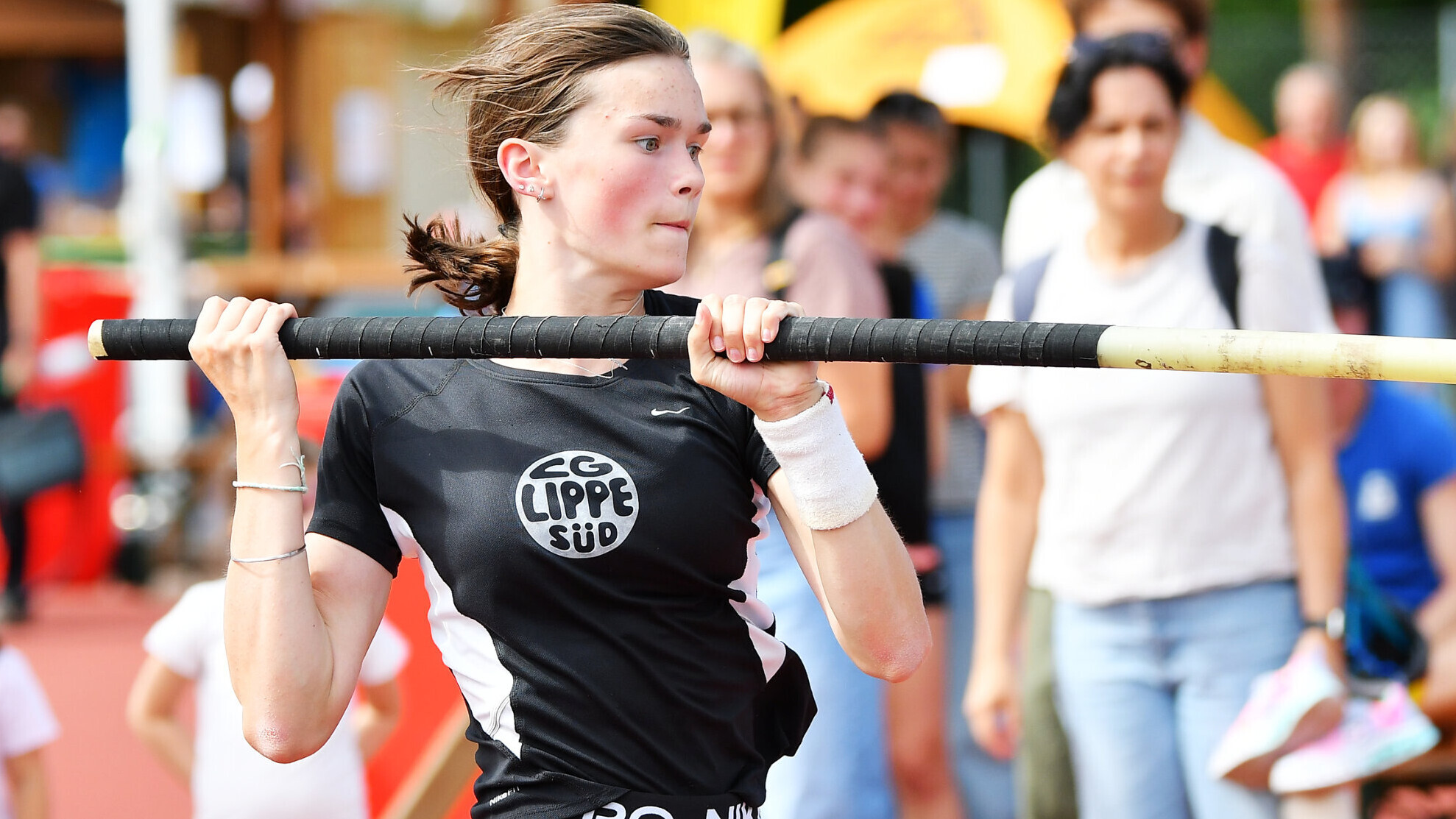 Die deutsche Stabhochspringerin Emma Bösebeck-Singh trägt beim Anlauf den Stab in beiden Händen.