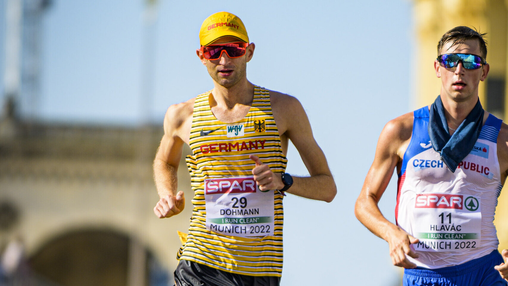 Der deutsche Geher Carl Dohmann im Nationaltrikot während des Wettkampfes.
