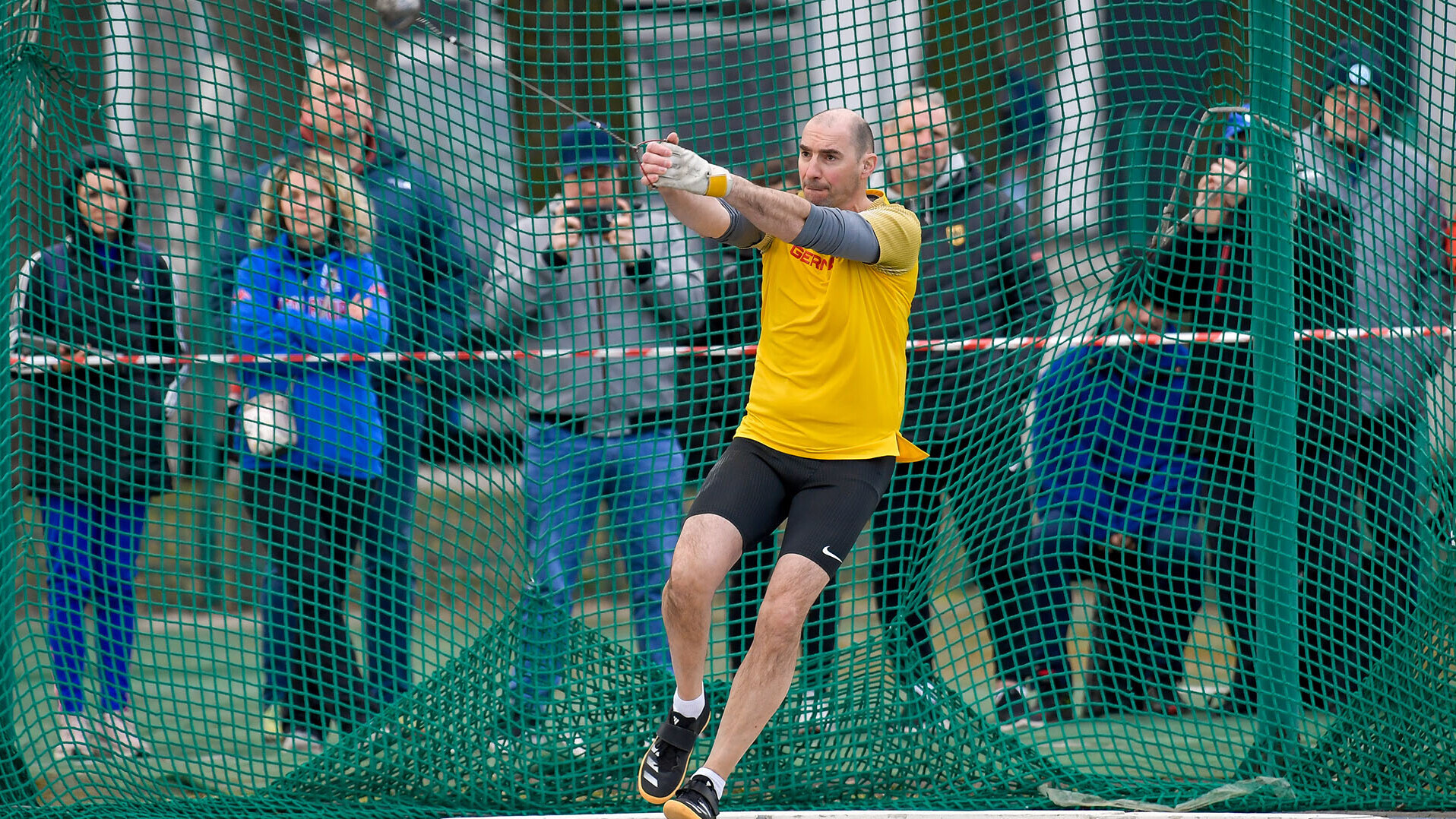 Peter Kubera schwingt den Hammer