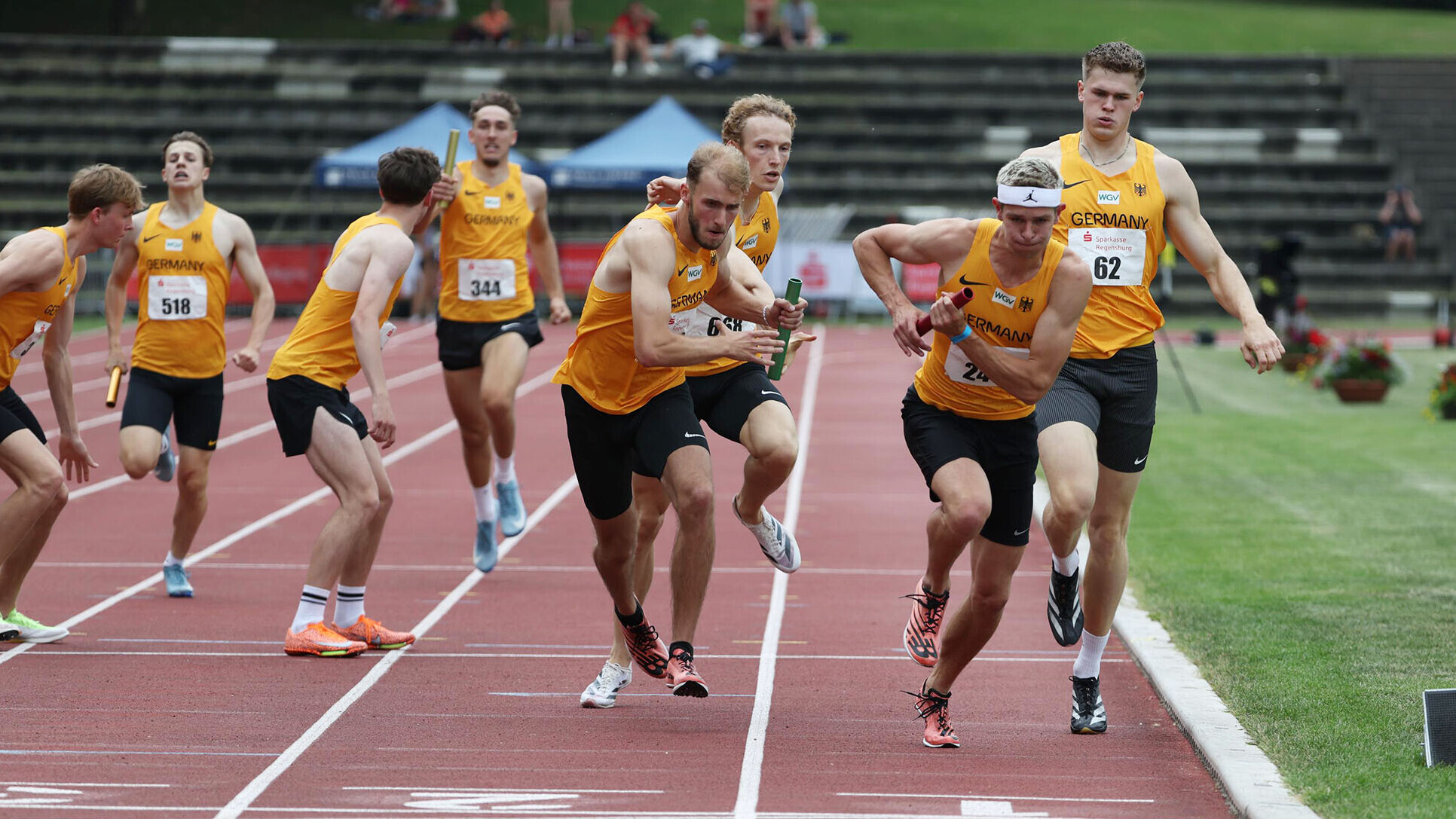 Mehrere Staffeln im deutschen Nationaltrikot beim Wechsel über 4x400 Meter. 