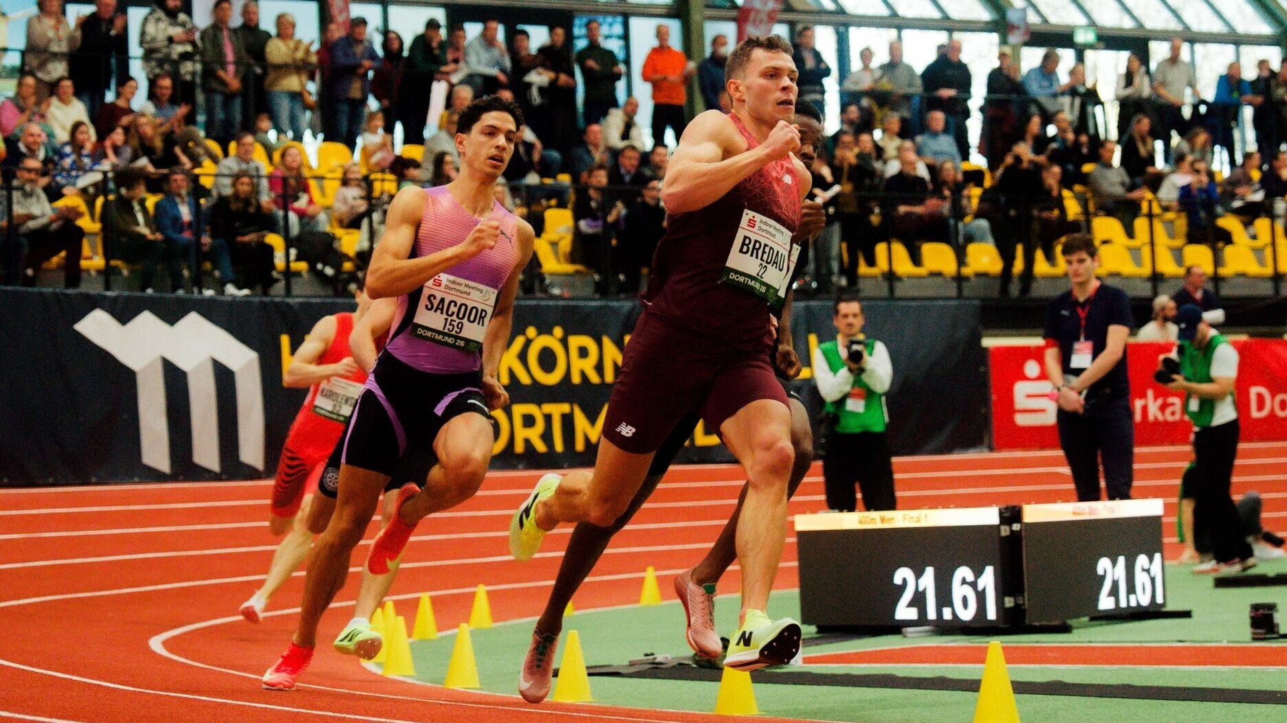 Der deutsche 400-Meter-Läufer Jean Paul Bredau führt ein Rennen in einer Leichtathletikhalle an.