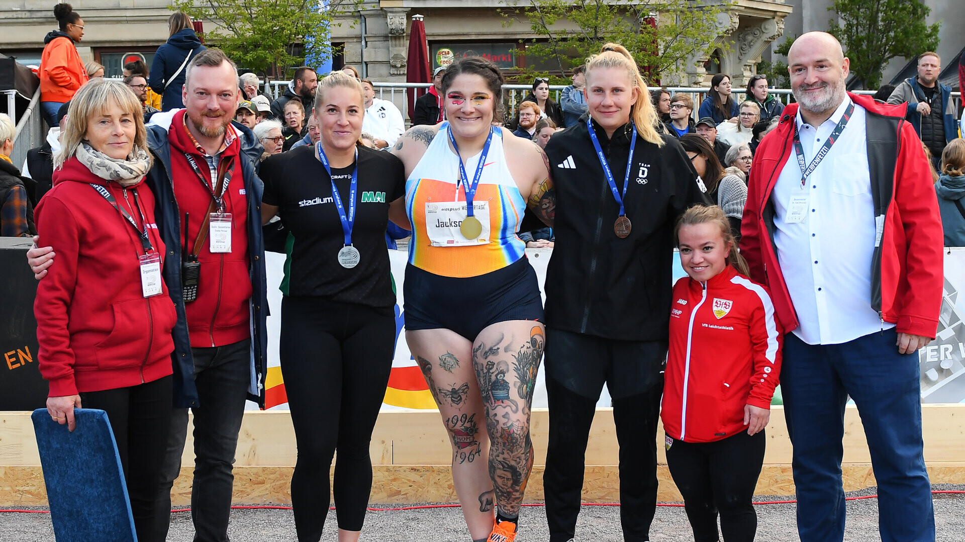 Gruppenfoto mit den Top Drei im Kugelstoßen der Halleschen Werfertage 2025: Chase Jackson, Fanny Roos und Katharina Maisch