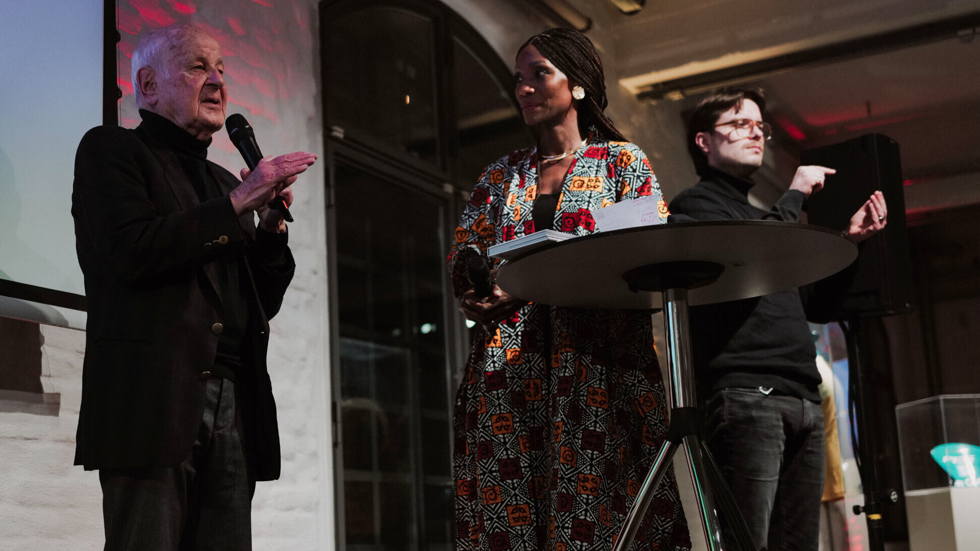 Sportjournalist Hartmut Scherzer im Gespräch mit Liz Shoo.