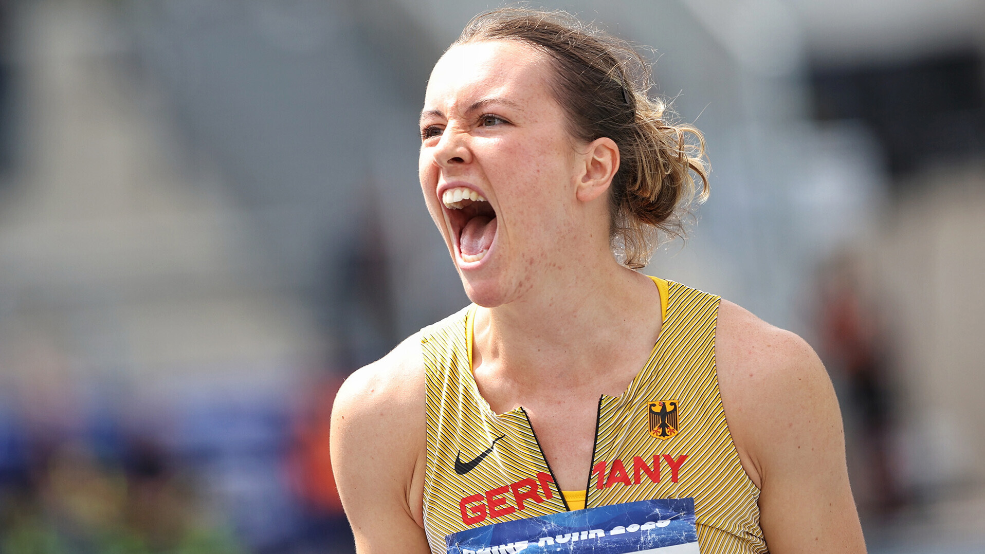 Jenna Fee Feyerabend schreit ihrem Speer hinterher. 