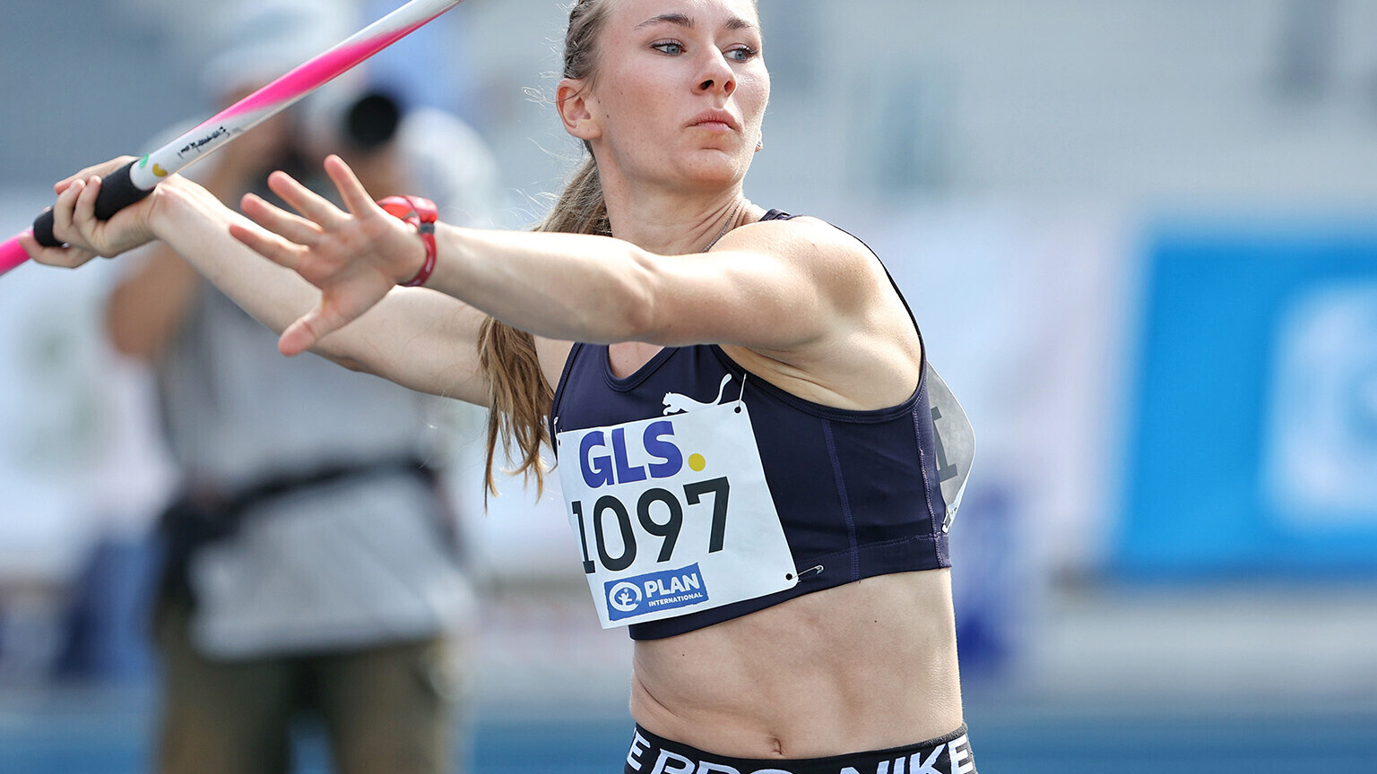 Emma Kaul beim Anlauf, den Speer bereit zum Abwurf. 