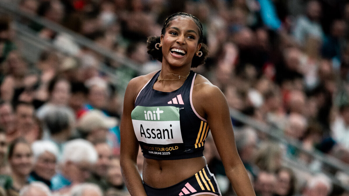 Porträt der strahlenden Mikaelle Assani bei einem Wettkampf. 