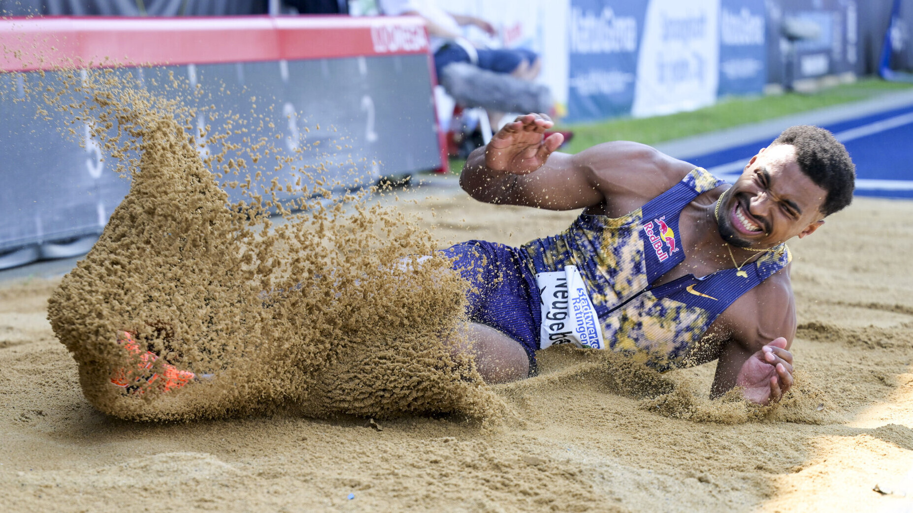 Leo Neugebauer landet in der Grube, Sand wird aufgewirbelt