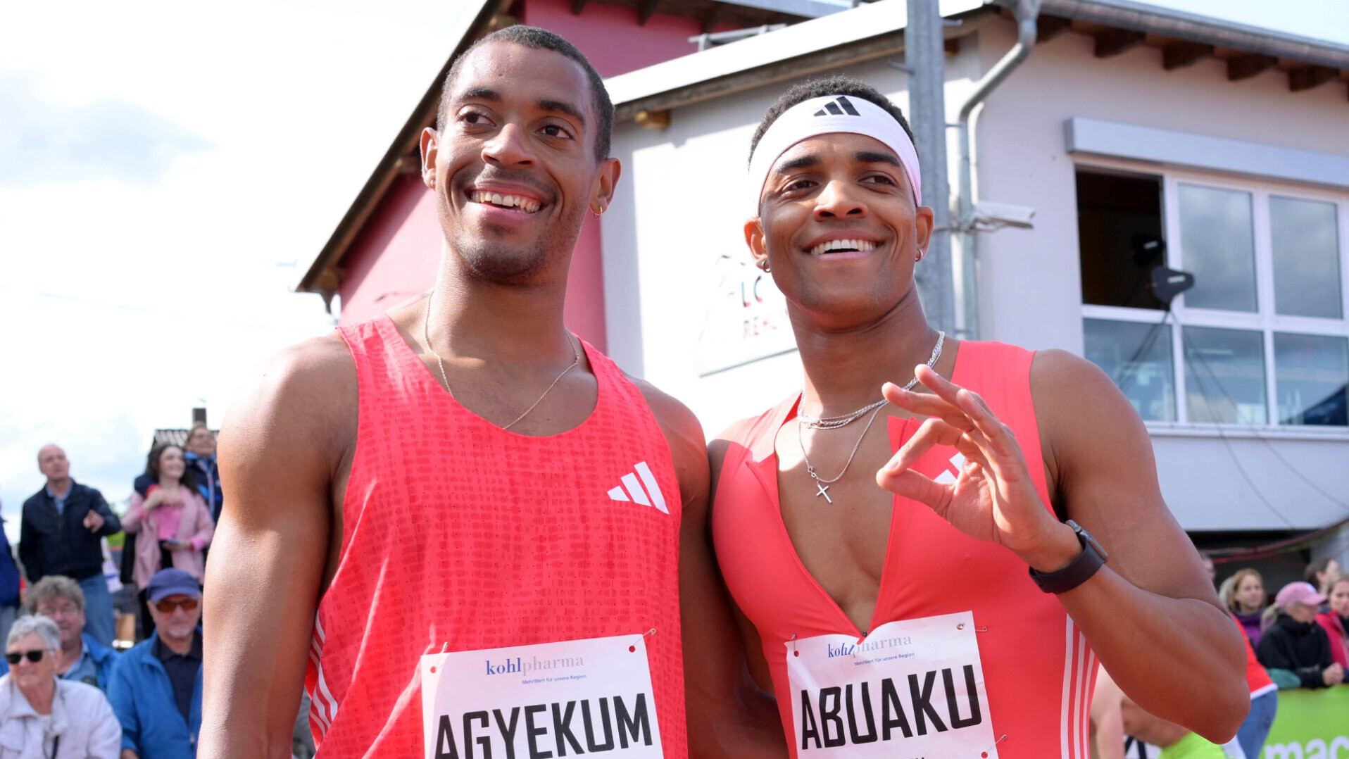Die beiden 400-Meter-Hürden-Läufer Emil Agyekum und Joshua Abuaku stehen nebeneinander, beide tragen ein rotes Trikot