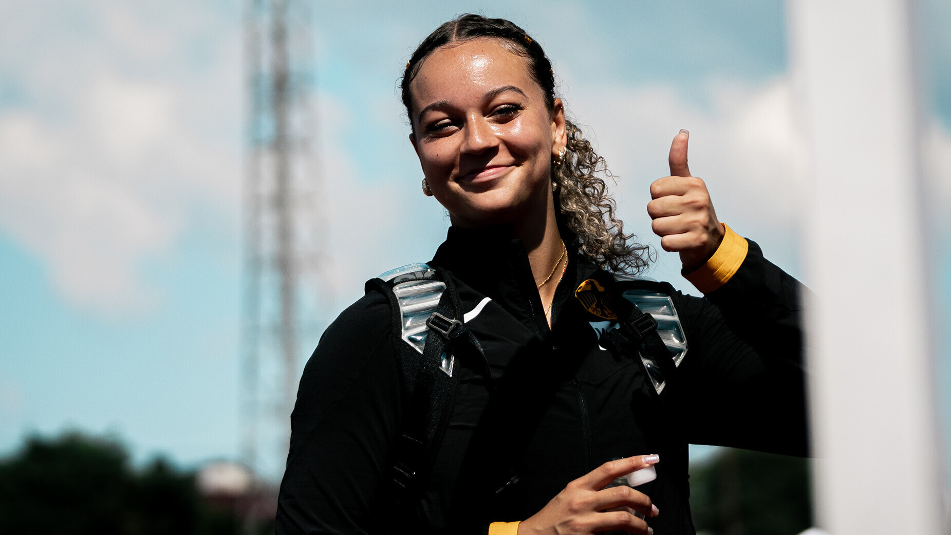 Hammerwerferin Jada Julien reckt nach der Qualifikation den Daumen in die Höhe. 