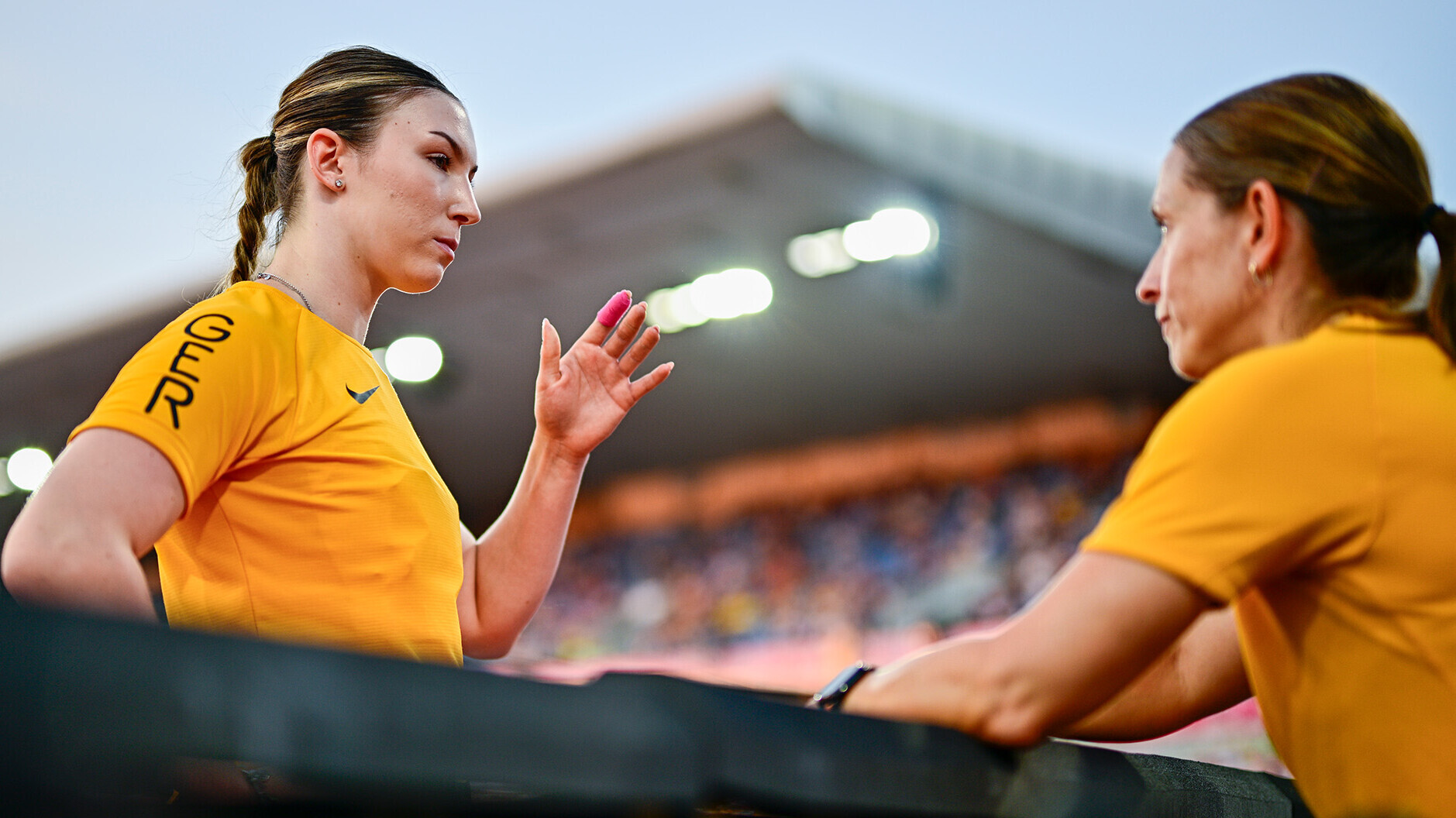 Aileen Kuhn im Gespräch mit ihrer Trainerin Kathrin Klaas