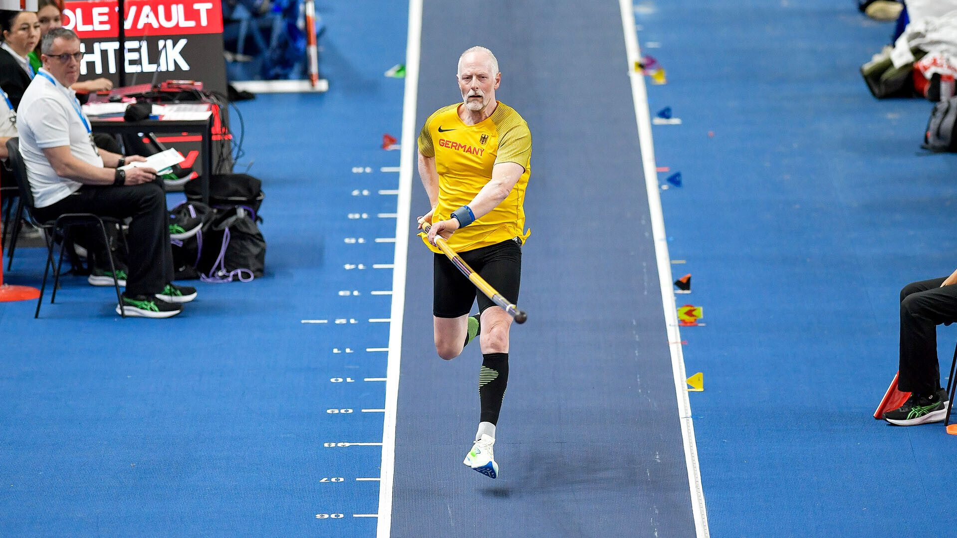Alfred Achtelik beim Stabhochsprung-Anlauf