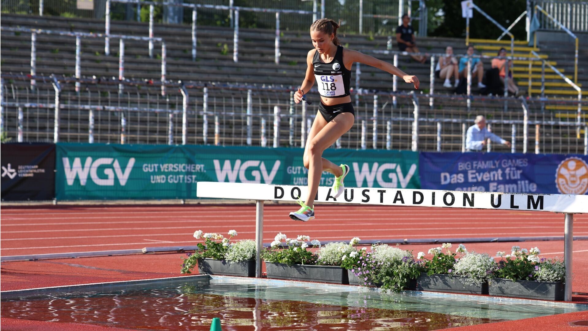 Hindernisläuferin Mila Klein beim Überwinden des Wassergrabens