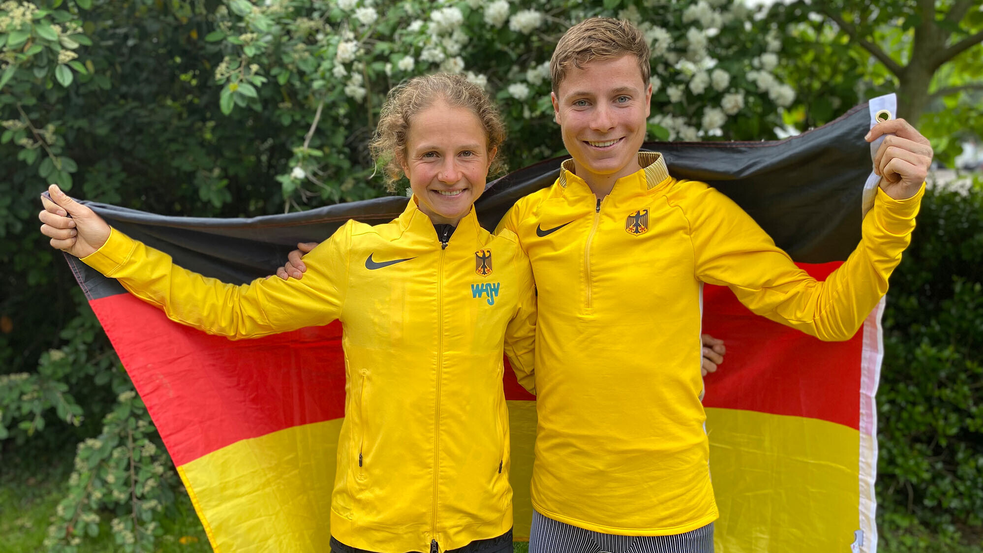Die Bergläufer Nina Engelhardt und Lukas Ehrle mit Deutschland-Fahne