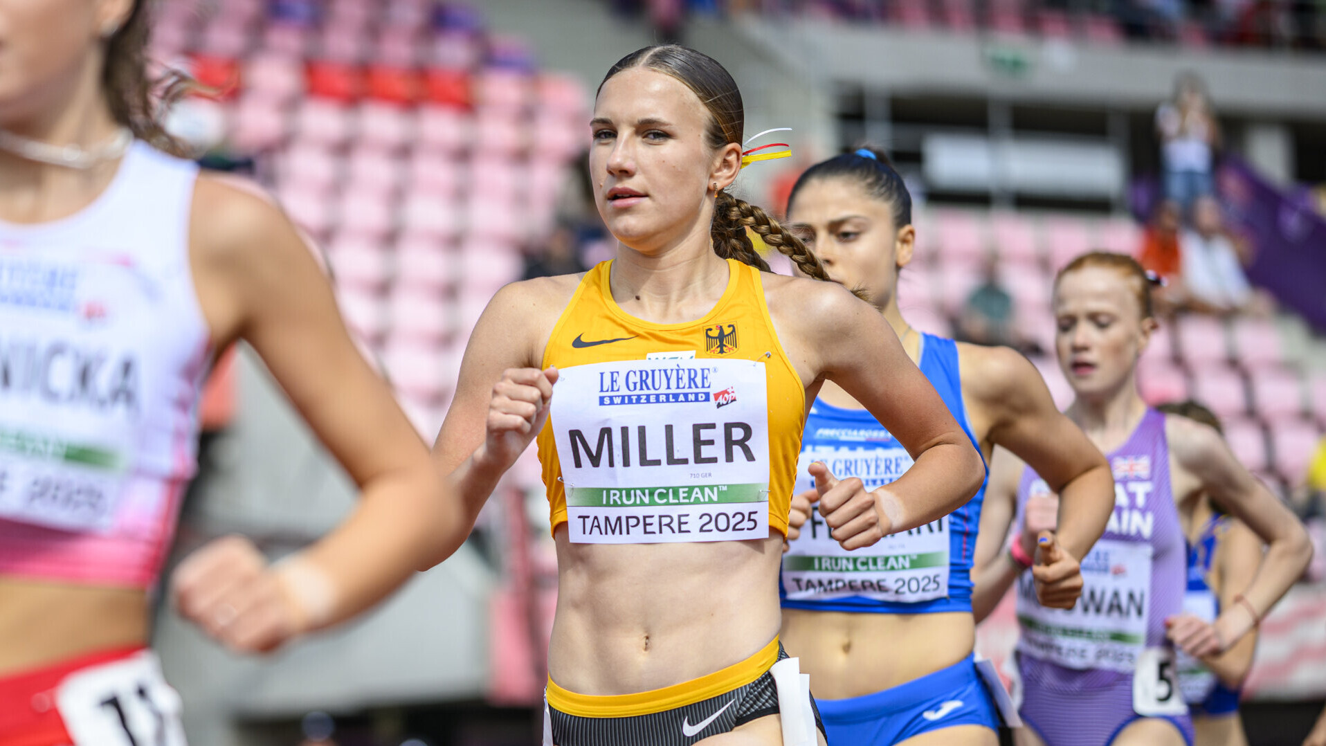 Lera Miller läuft im Nationaltrikot vor weiteren Athletinnen