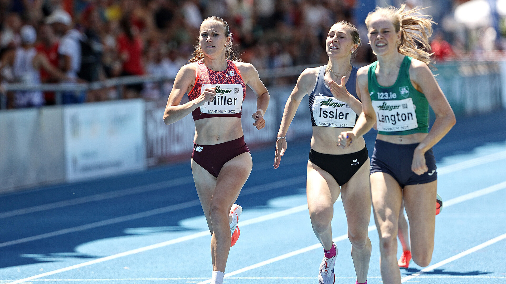 Zieleinlauf über 800 Meter mit Siegerin Pia Langton, Lera Miller und Natalia Issler