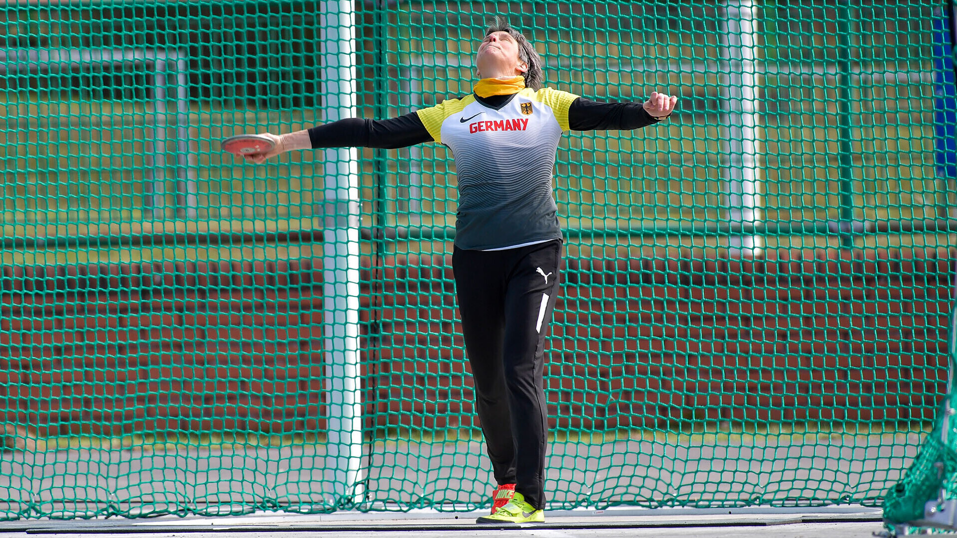 Bettina Schardt reckt im Ring die Arme zur Seite und blickt gen Himmel