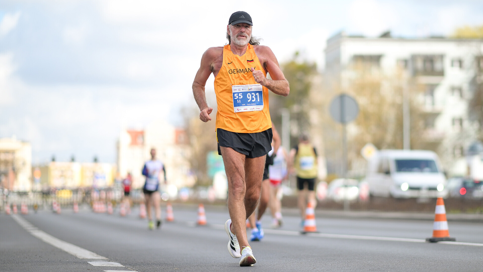 Carlo Müller in Aktion beim Straßengehen