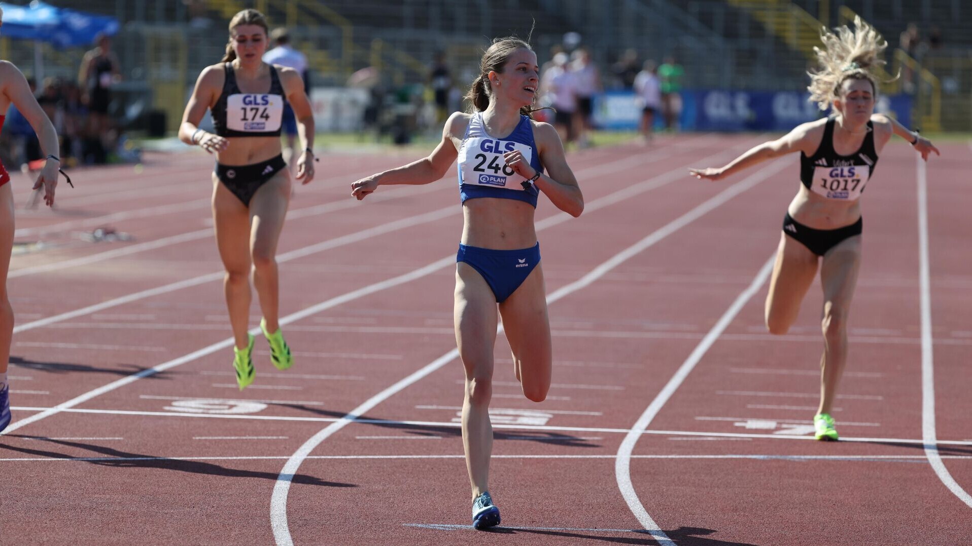 400-Meter-Läuferin Katharina Rupp beim Überqueren der Ziellinie