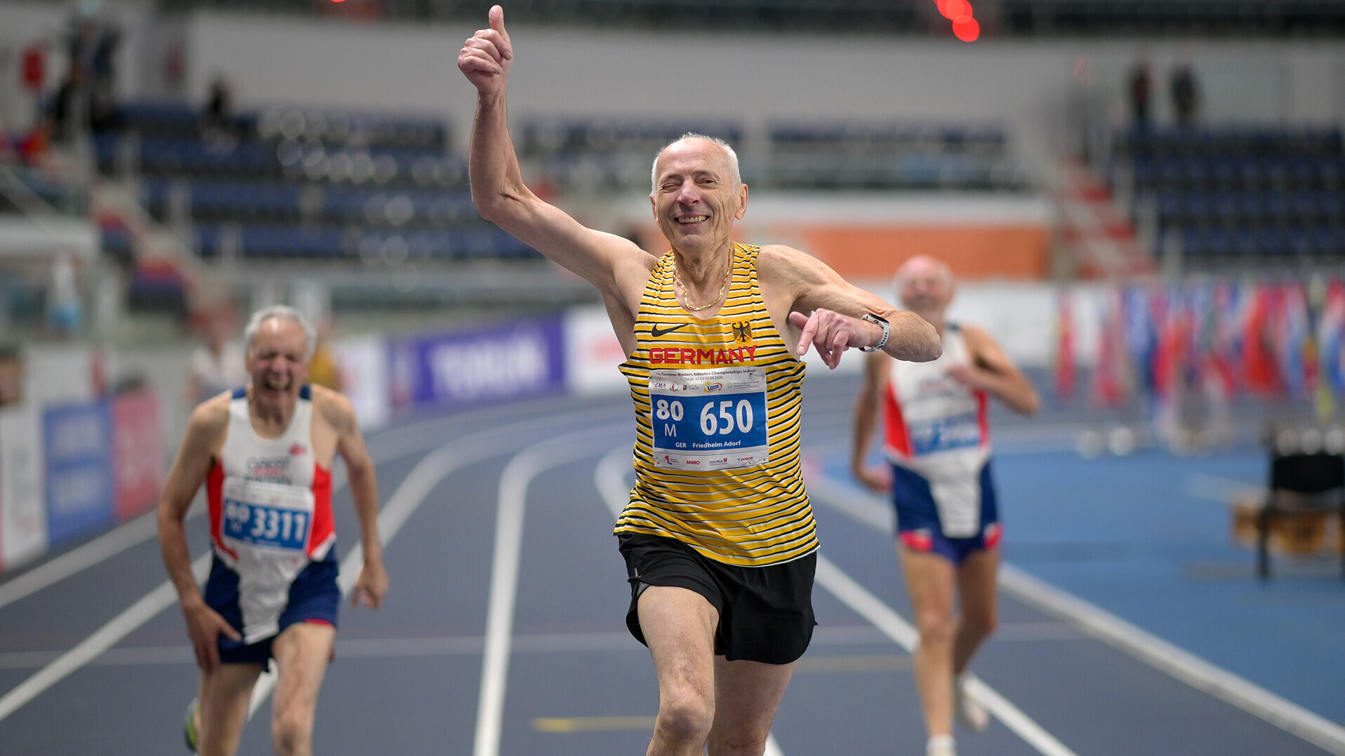 Friedhelm Adorf mit erhobenem rechtem Arm nach dem Zieleinlauf