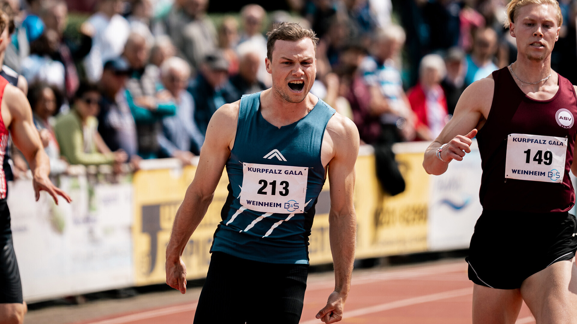 Sprinter Aleksandar Askovic stößt nach seinem 100-Meter-Sieg in Weinheim einen Freudenschrei aus.