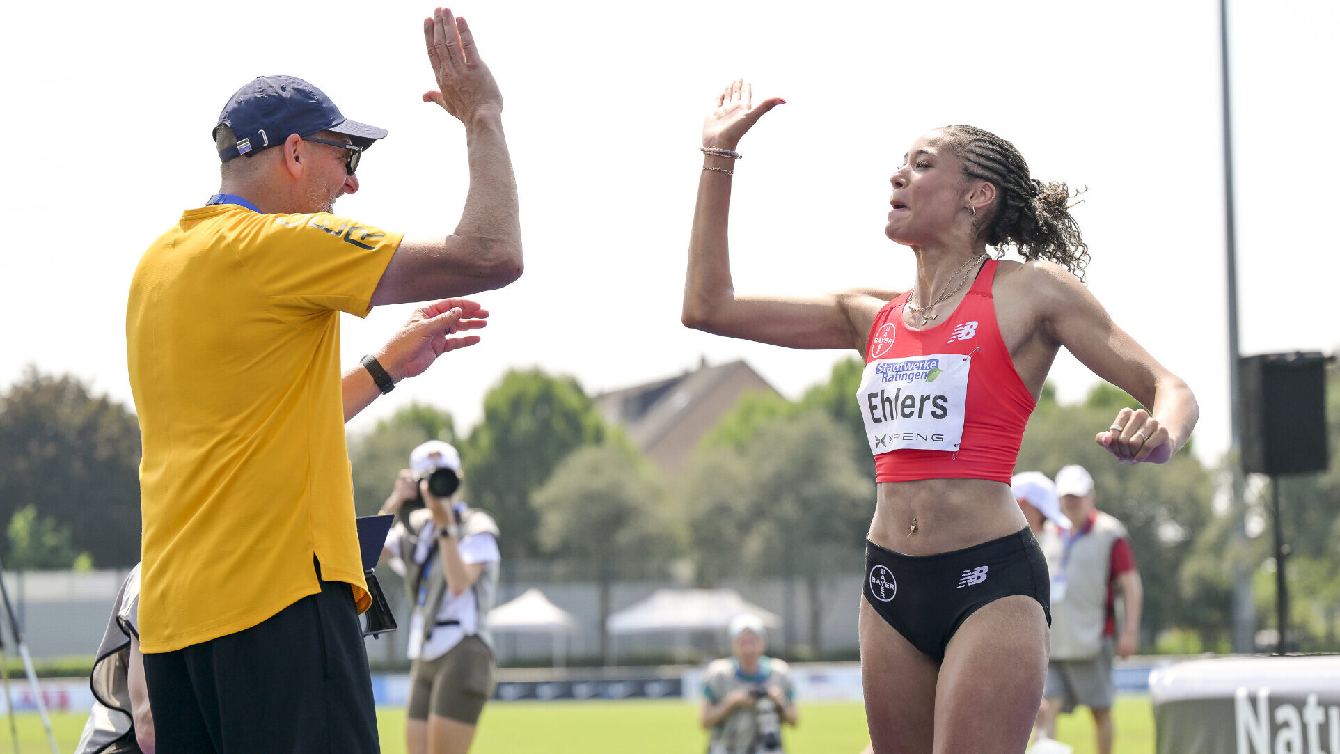 Trainer Jörg Roos und Anna-Elisabeth Ehlers klatschen sich ab