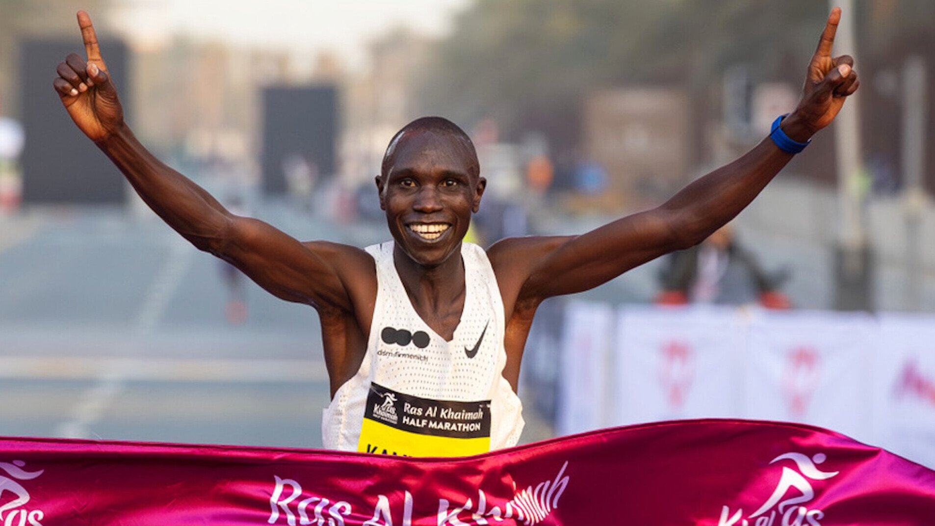 Der kenianische Läufer Geoffrey Kamworor jubelt über den Sieg.
