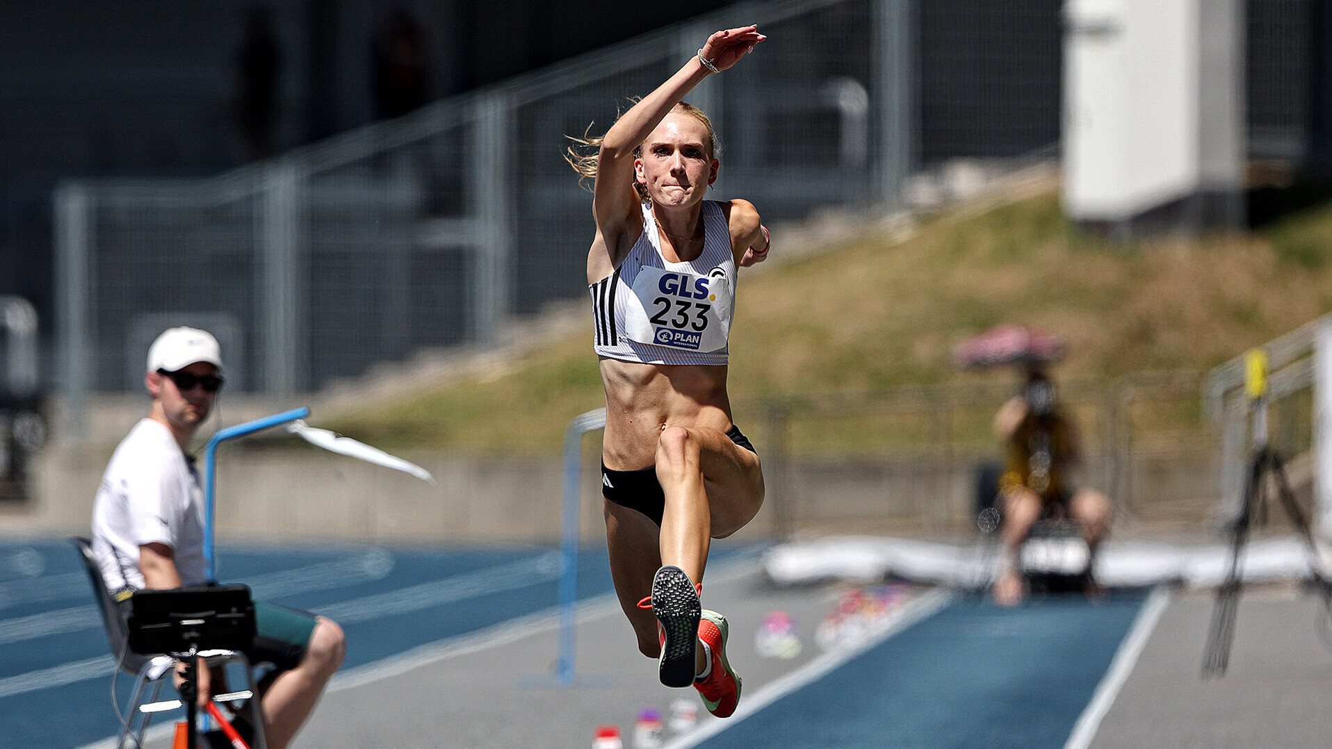Lotta Edzards zwischen Hop und Step