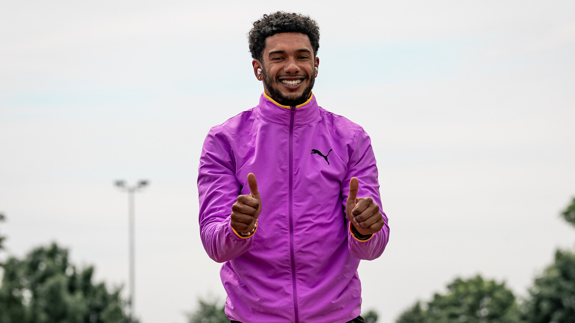 Sprinter Joshua Hartmann streckt lächelnd beide Daumen nach oben. 