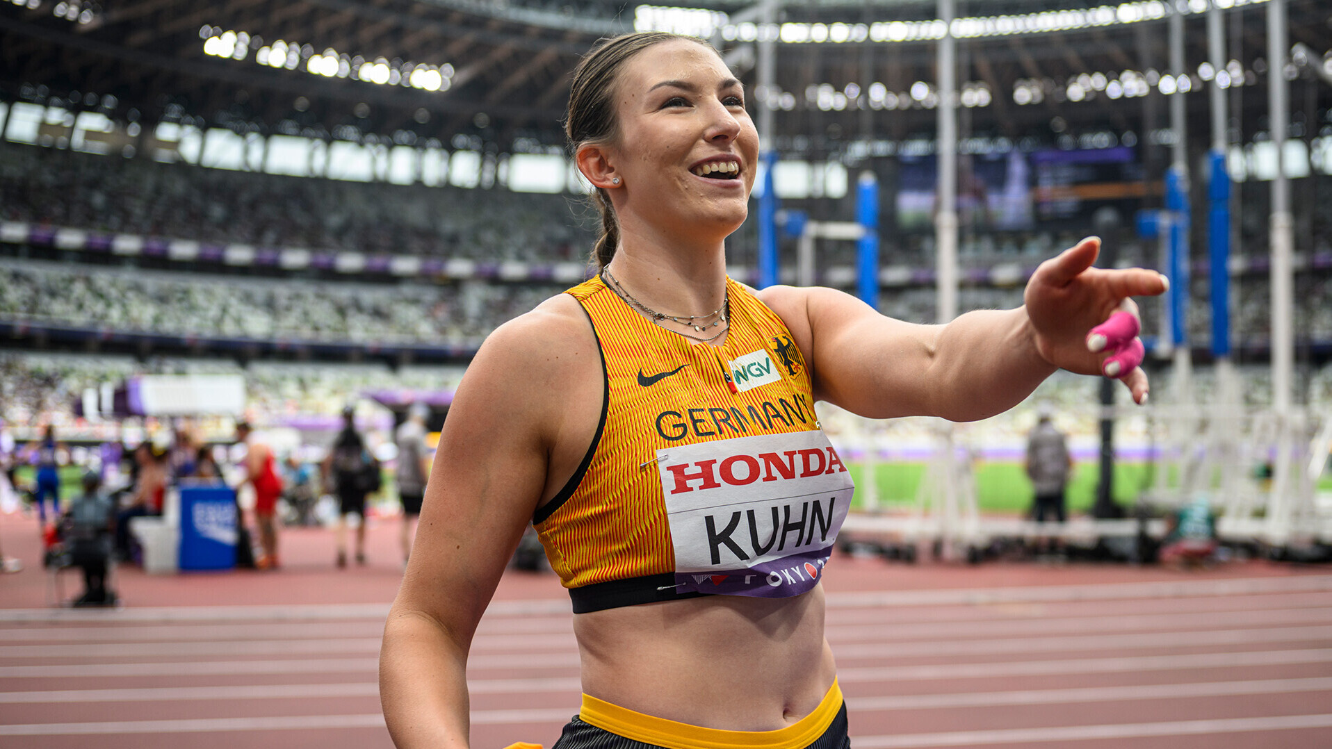 Aileen Kuhn steht strahlend an der Bande und hebt die Hand