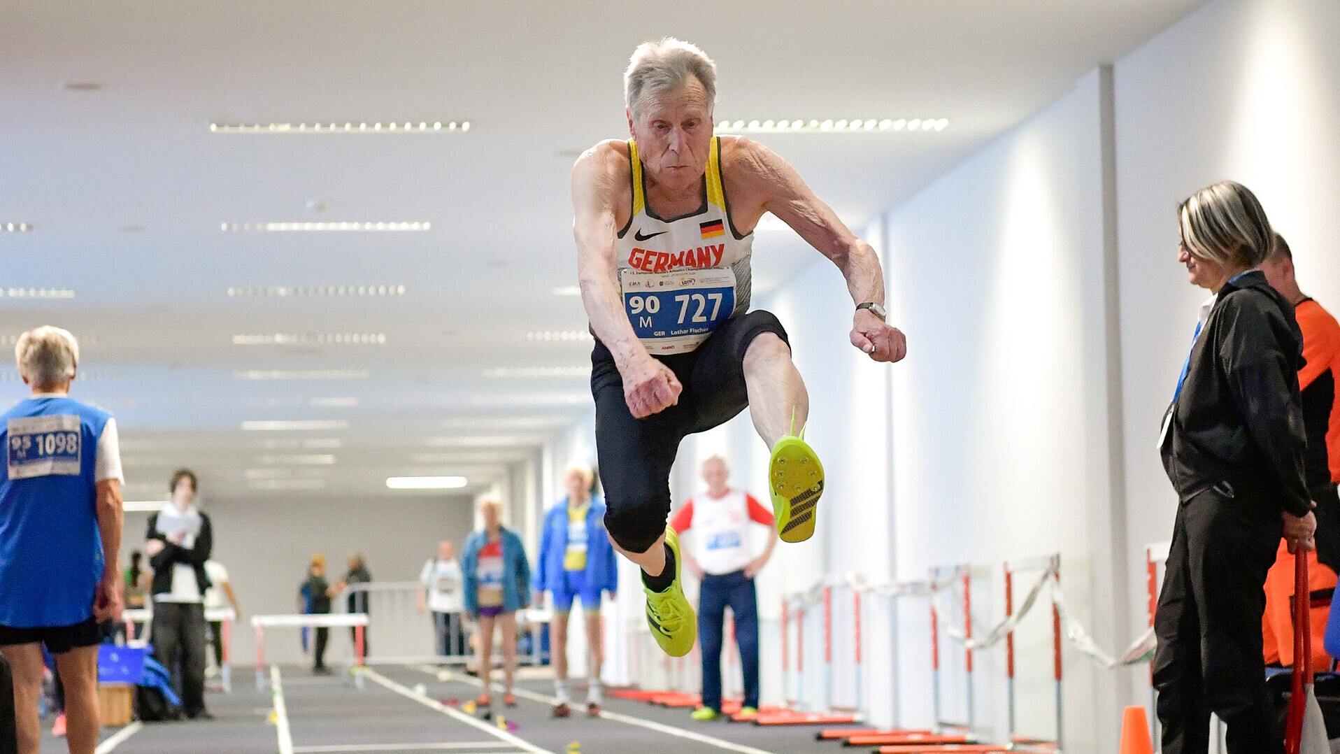Lothar Fischer in der Flugphase beim Weitsprung