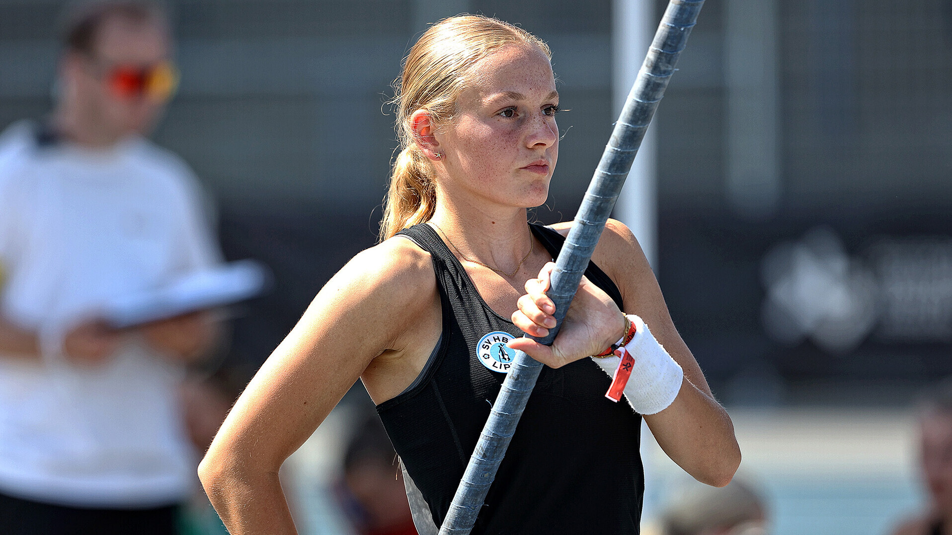 Die Stabhochspringerin Alissa Reiter stemmt ihren Stab in die Höhe