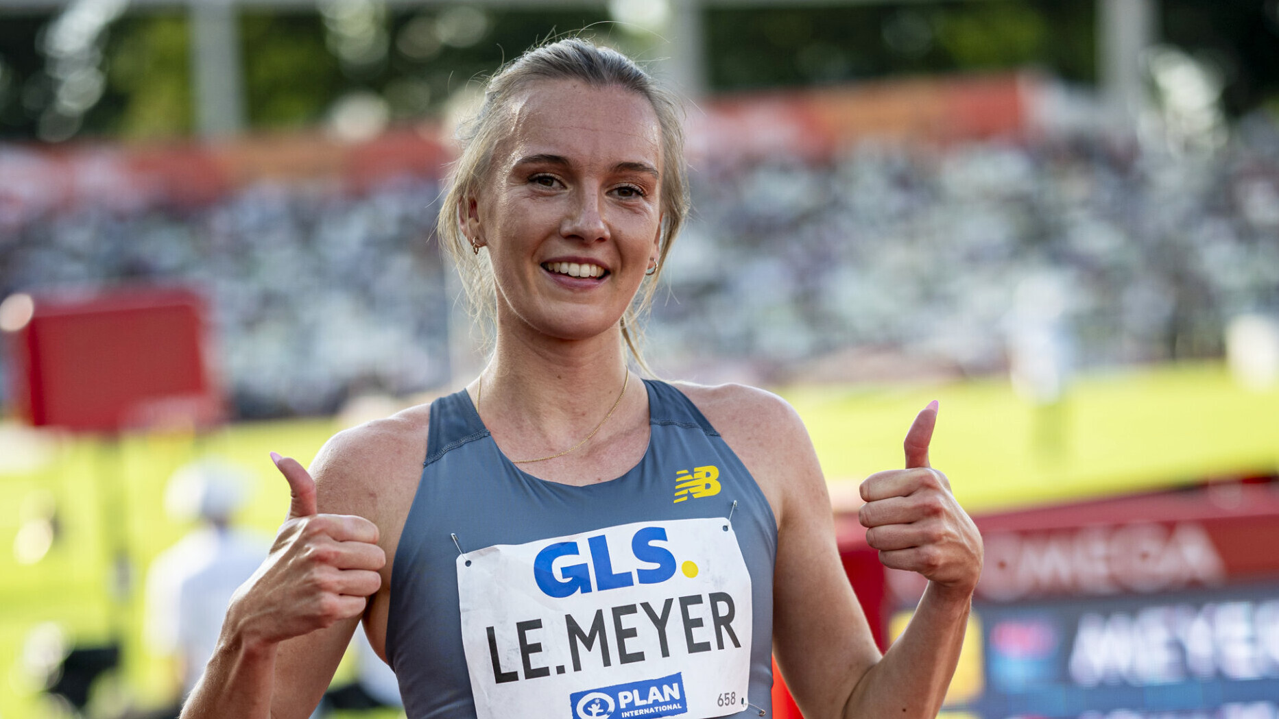 Die deutsche Läuferin Lea Meyer lächelt in die Kamera und reckt bei Daumen in die Höhe.