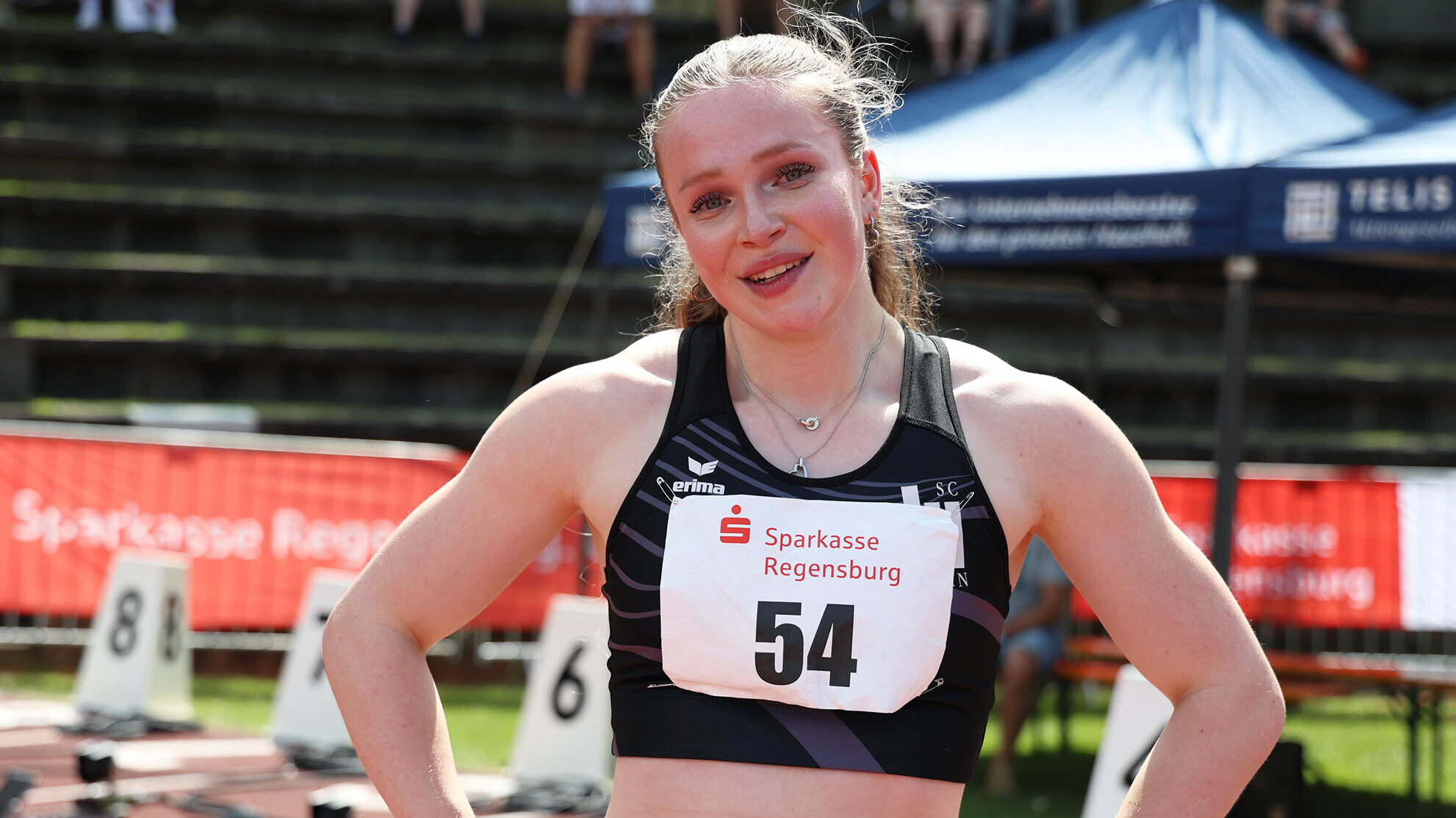 Porträt von Philina Schwartz im Trikot mit Startnummer 54. 
