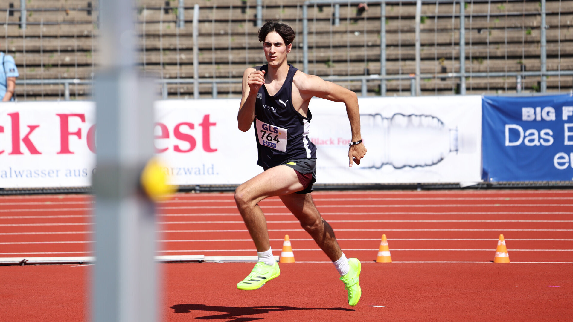 Hochspringer Julien Pohl im Anlauf mit Kurven-Innenlage