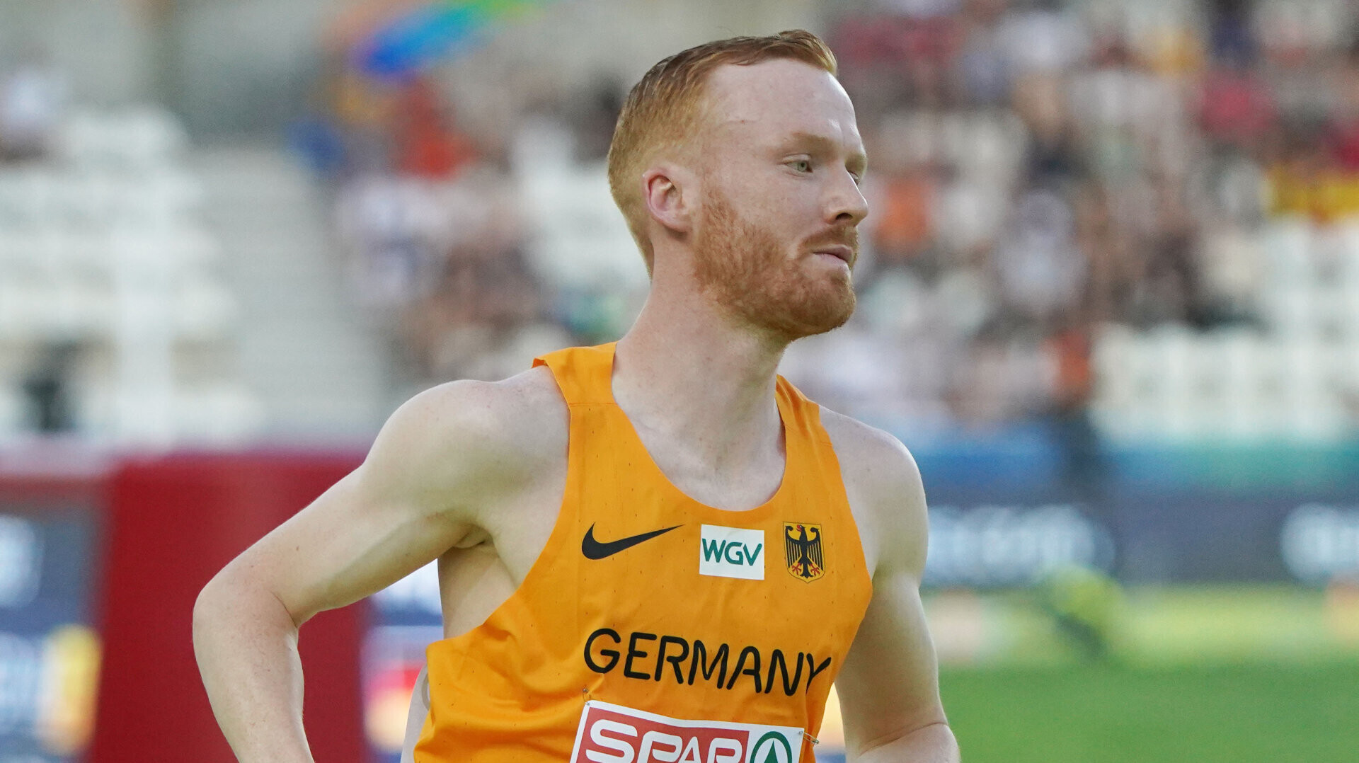 Oberkörper-Bild von Frederik Ruppert im Nationaltrikot während eines Rennens