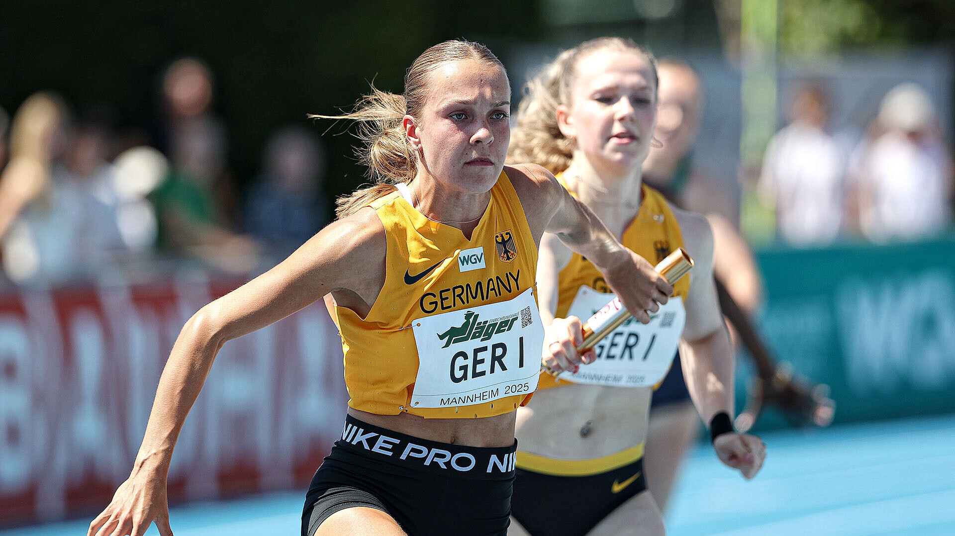 Staffelwechsel von Philina Schwartz auf Mia Schmitz im Nationaltrikot